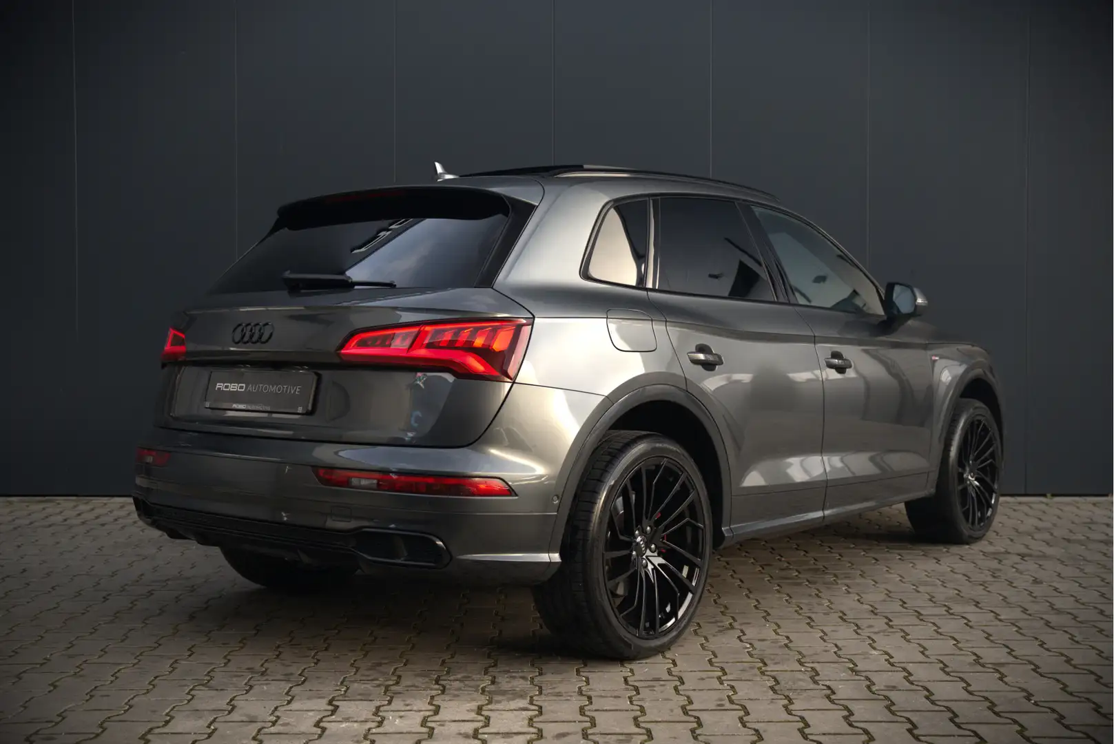 Audi Q5 55 TFSI e quattro Competition S-Line | Panoramadak Grijs - 2