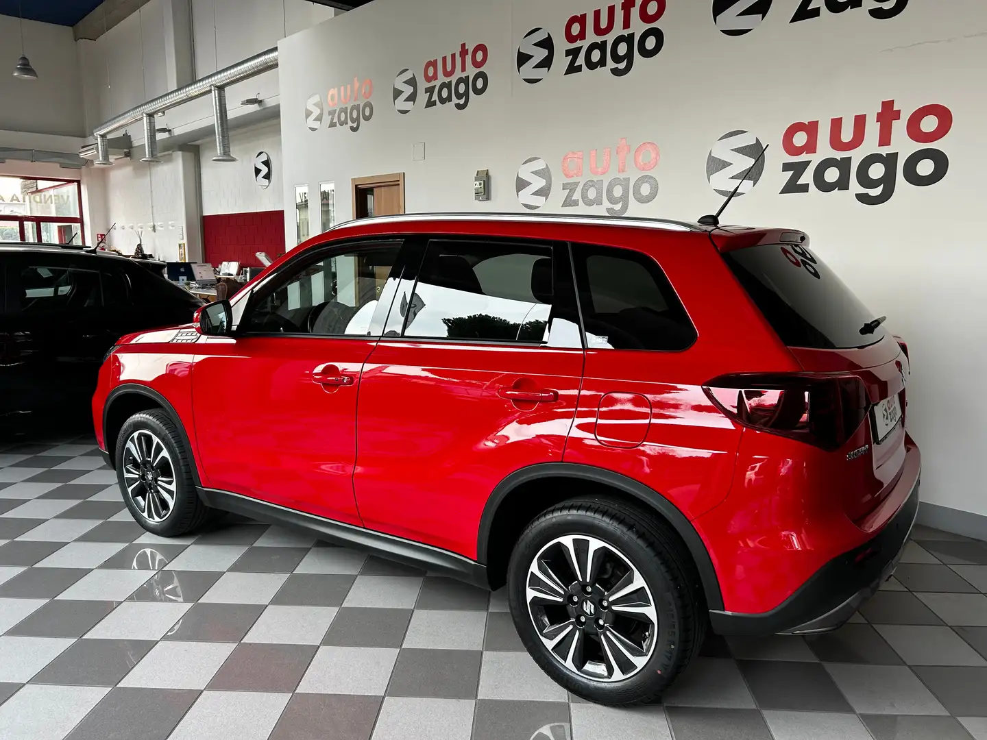 Suzuki Vitara 1.4 Hybrid 4WD  TOP A/T  automatica Rojo - 2