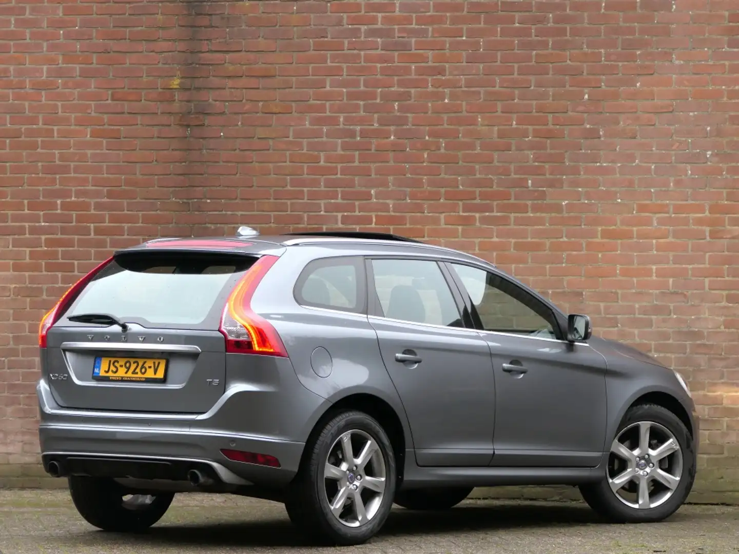 Volvo XC60 2.0 T5 FWD R-Design Xenon / Panoramadak / Standkac Gris - 2