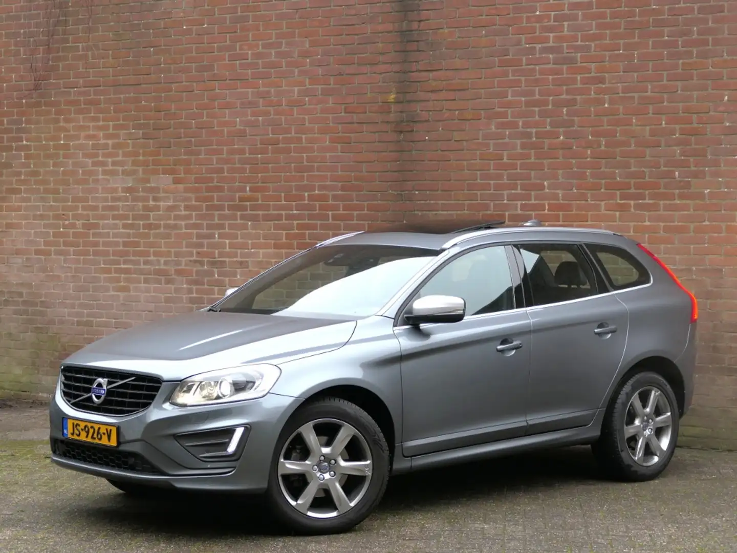 Volvo XC60 2.0 T5 FWD R-Design Xenon / Panoramadak / Standkac Gris - 1