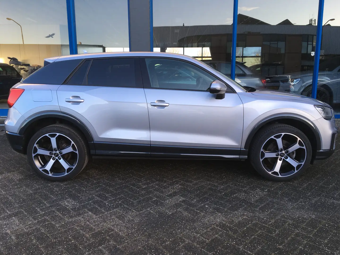 Audi Q2 1.4 TFSI CoD Sport Grijs - 2