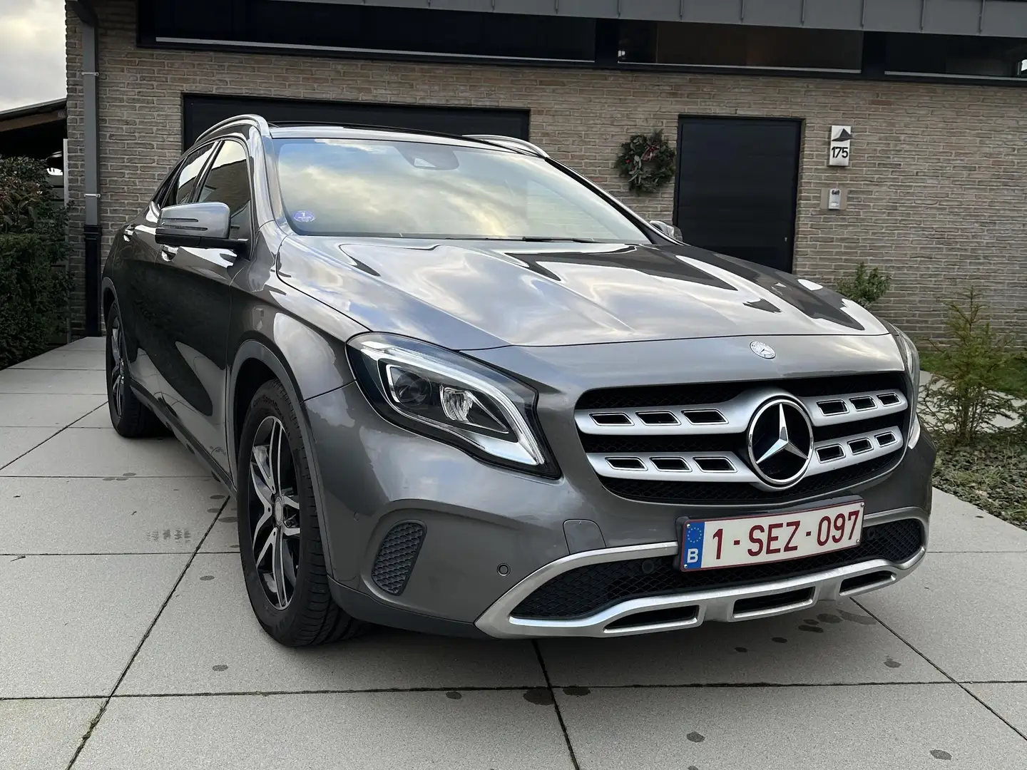 Mercedes-Benz GLA 180 GLA 180 7G-DCT Urban Gris - 1