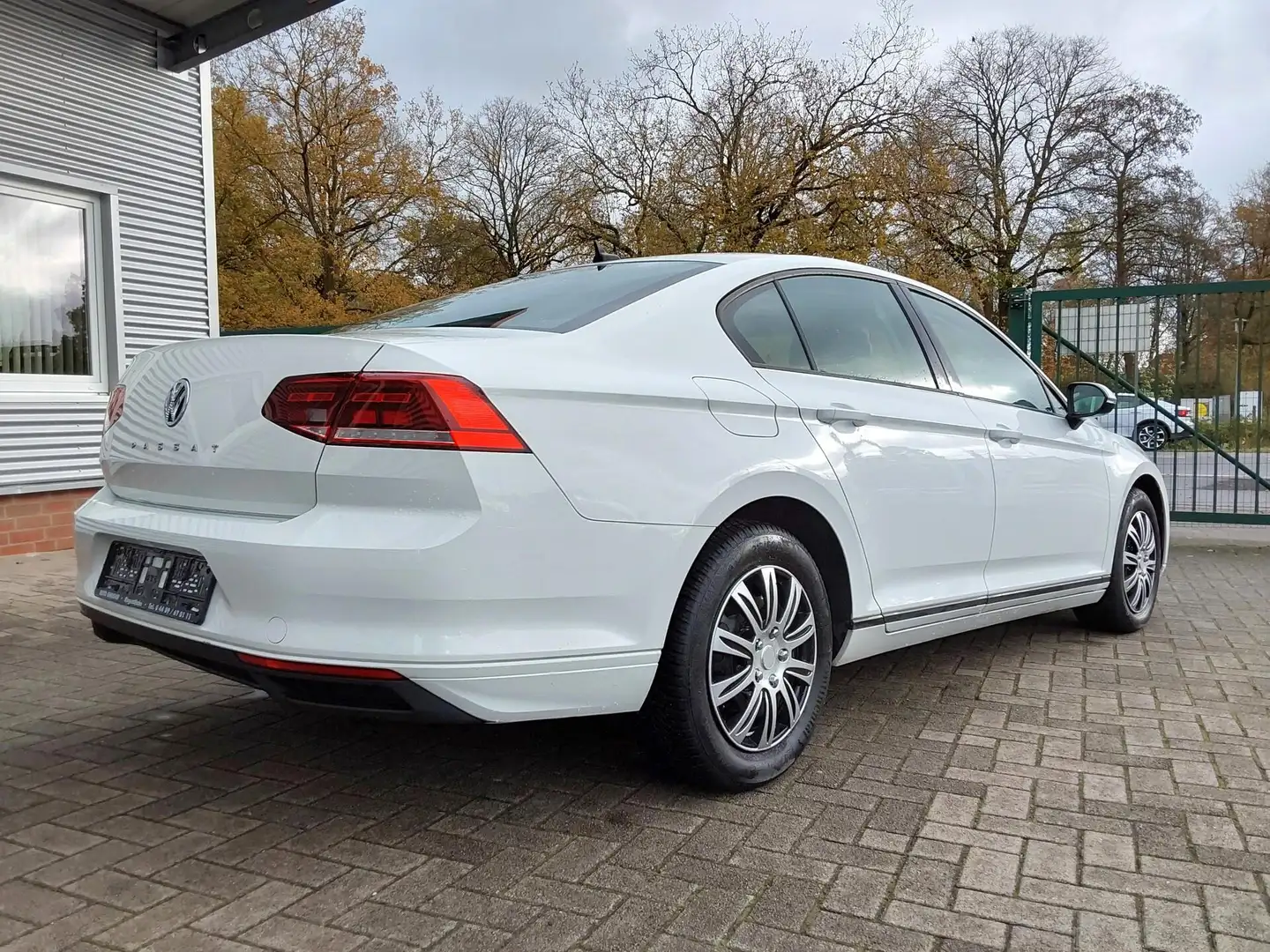 Volkswagen Passat 1.5 TSI Basis AHK/ACC/APP/LED 110 kW (150 PS), ... Wit - 2