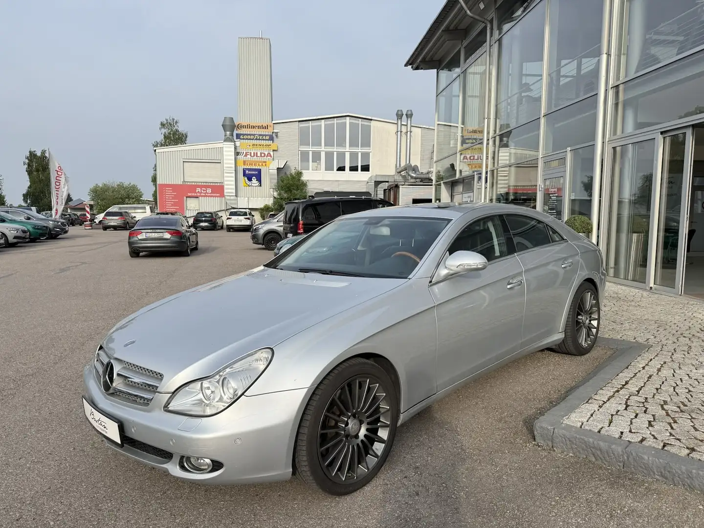 Mercedes-Benz CLS 500 LUFT/MEMORY/KEYLESS-GO/BI-XENON/NAVI/PTS Silber - 1