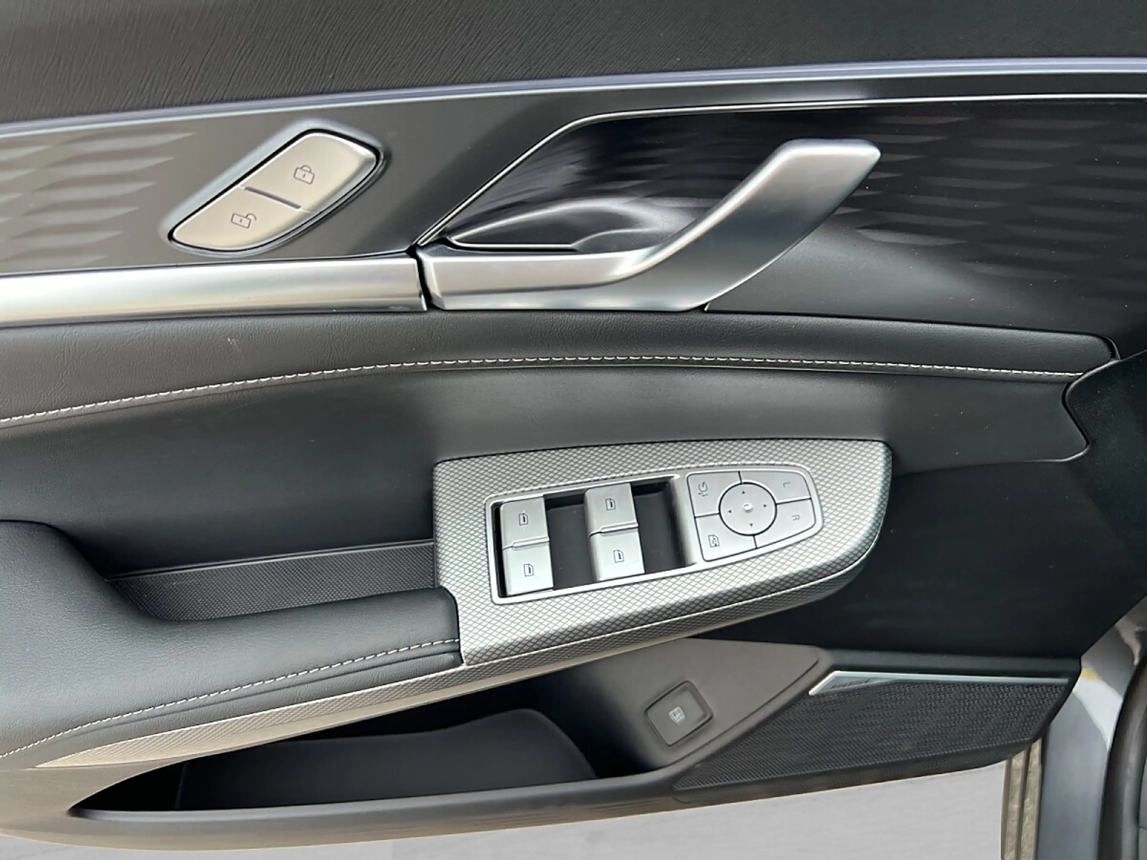 MG MGS9 PHEV Premium + Österreich Paket + Metallic! + G... — photo 15