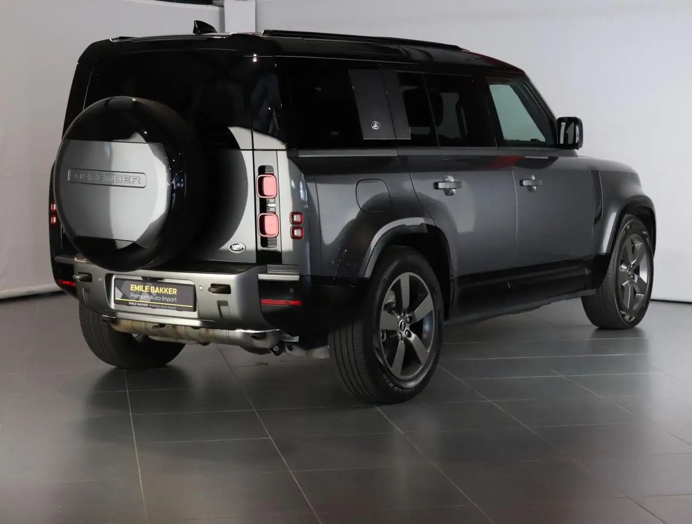 Land Rover Defender 110 2.0 P400e 110 X-Dynamic HSE Grijs - 2