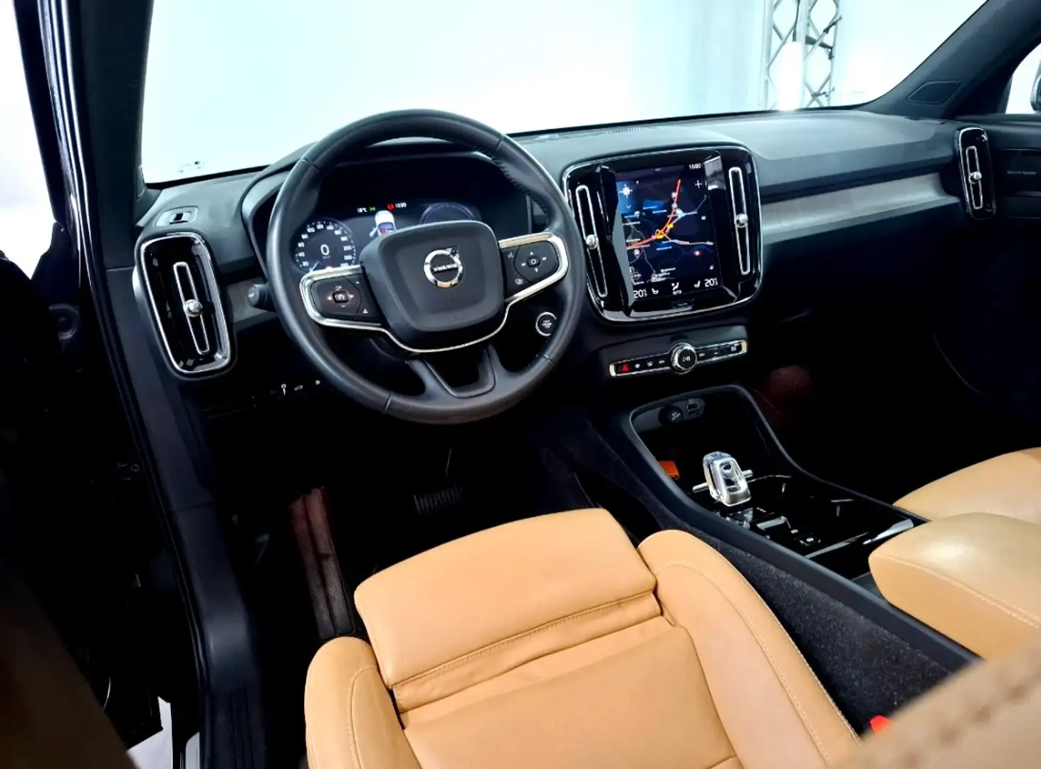 Volvo XC40 1.5 T4 Recharge 155kW/211pk DCT7 Inscription PANOR Zwart - 2