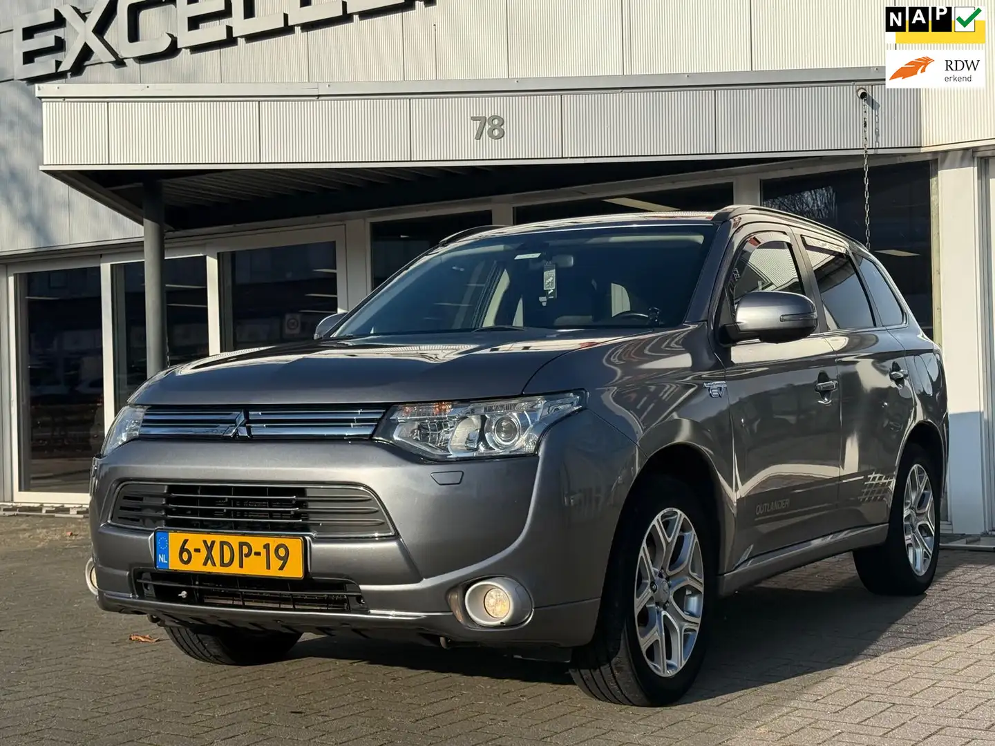 Mitsubishi Outlander 2.0 PHEV Executive Edition Grau - 1