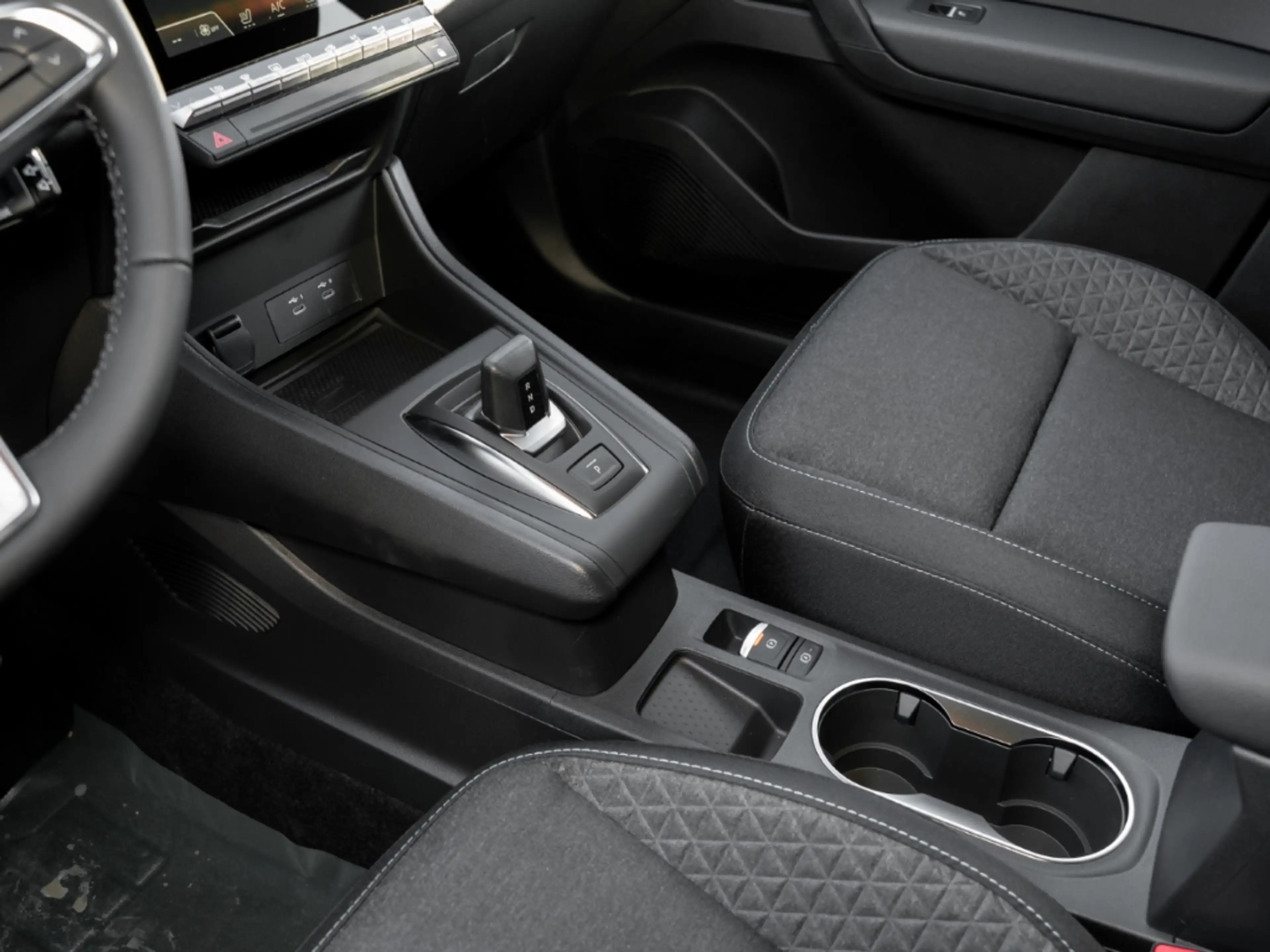 Mitsubishi Grandis Diamant Plus Klimaautom LED DAB Digitales Cockpit — photo 15