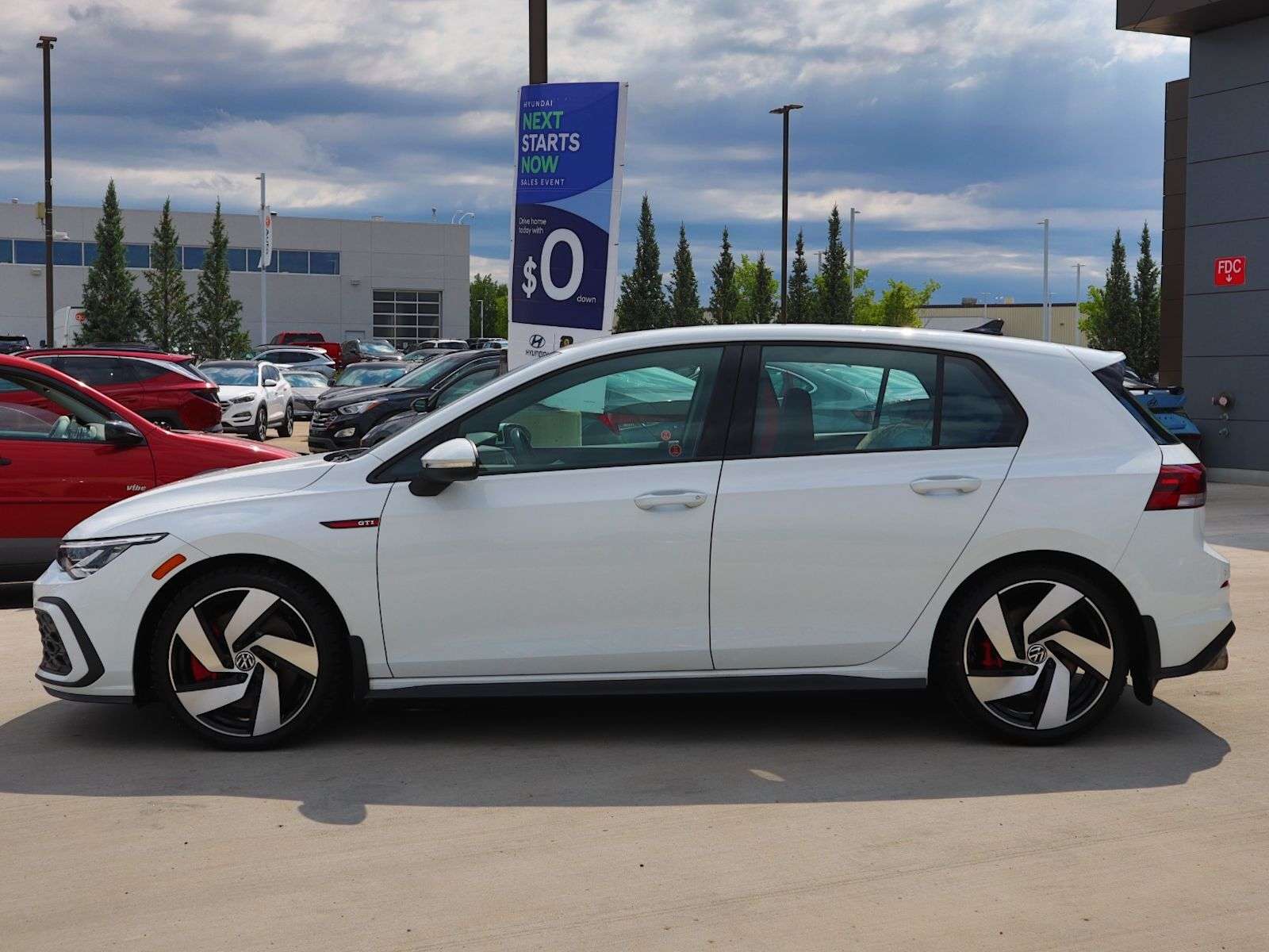 2024 Volkswagen Golf GTI/HEATED SEATS/WIRELESS AUDIO/BLINDSPOT WARNING/ — снимка 1