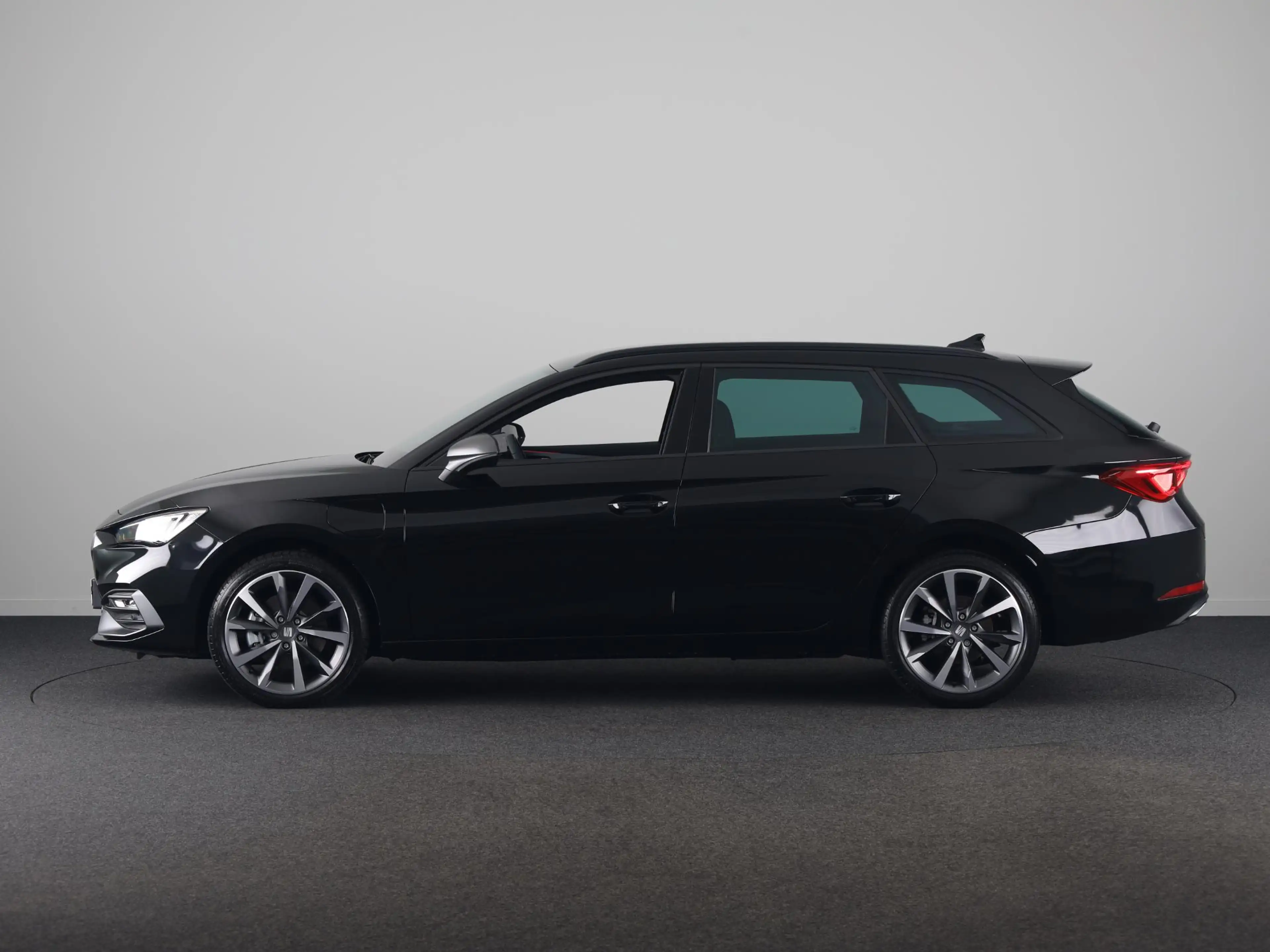 SEAT Leon e-Hybrid Sportstourer 1.5 TSI FR Business 204 pk — photo 2