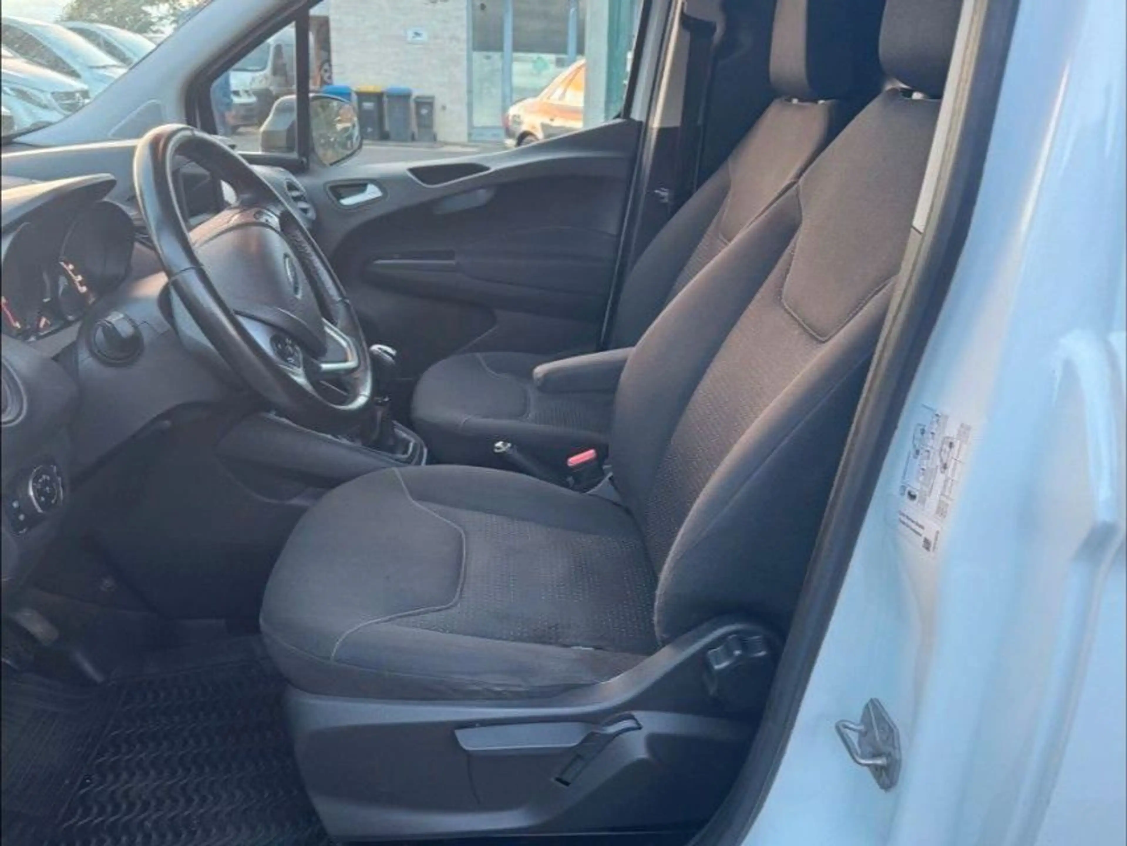 Ford Transit Courier Trend — photo 7