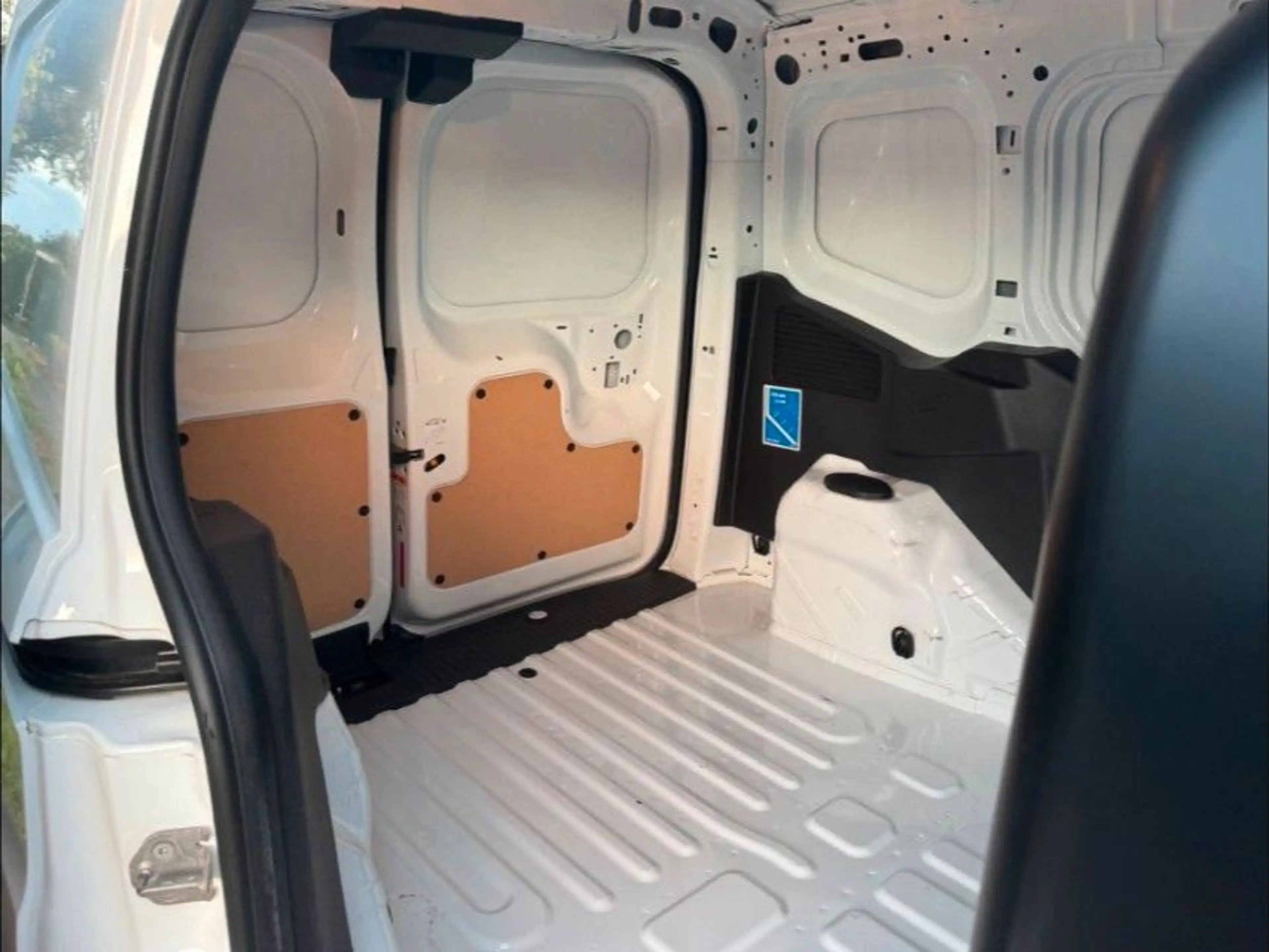 Ford Transit Courier Trend — photo 12