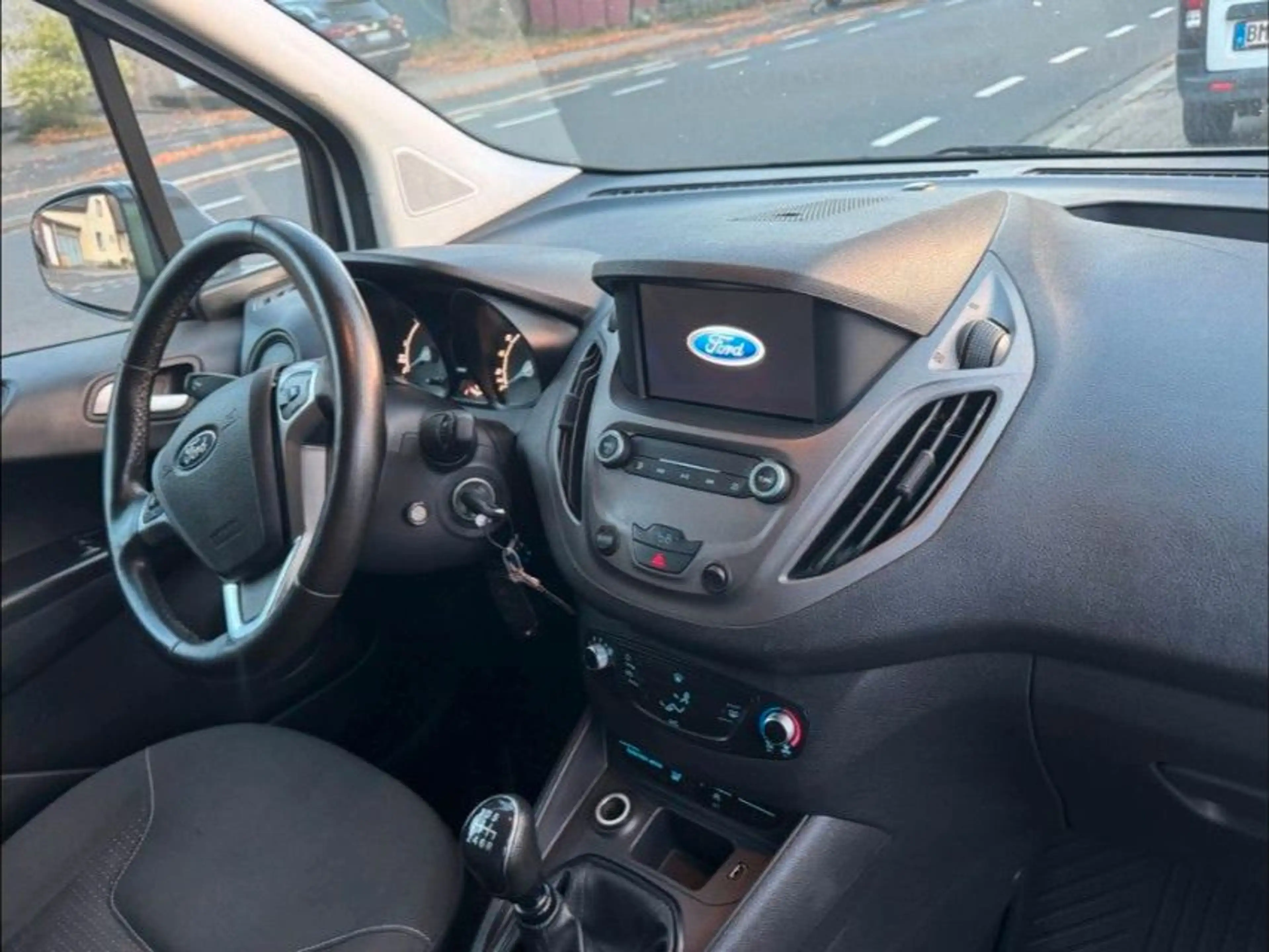 Ford Transit Courier Trend — photo 9
