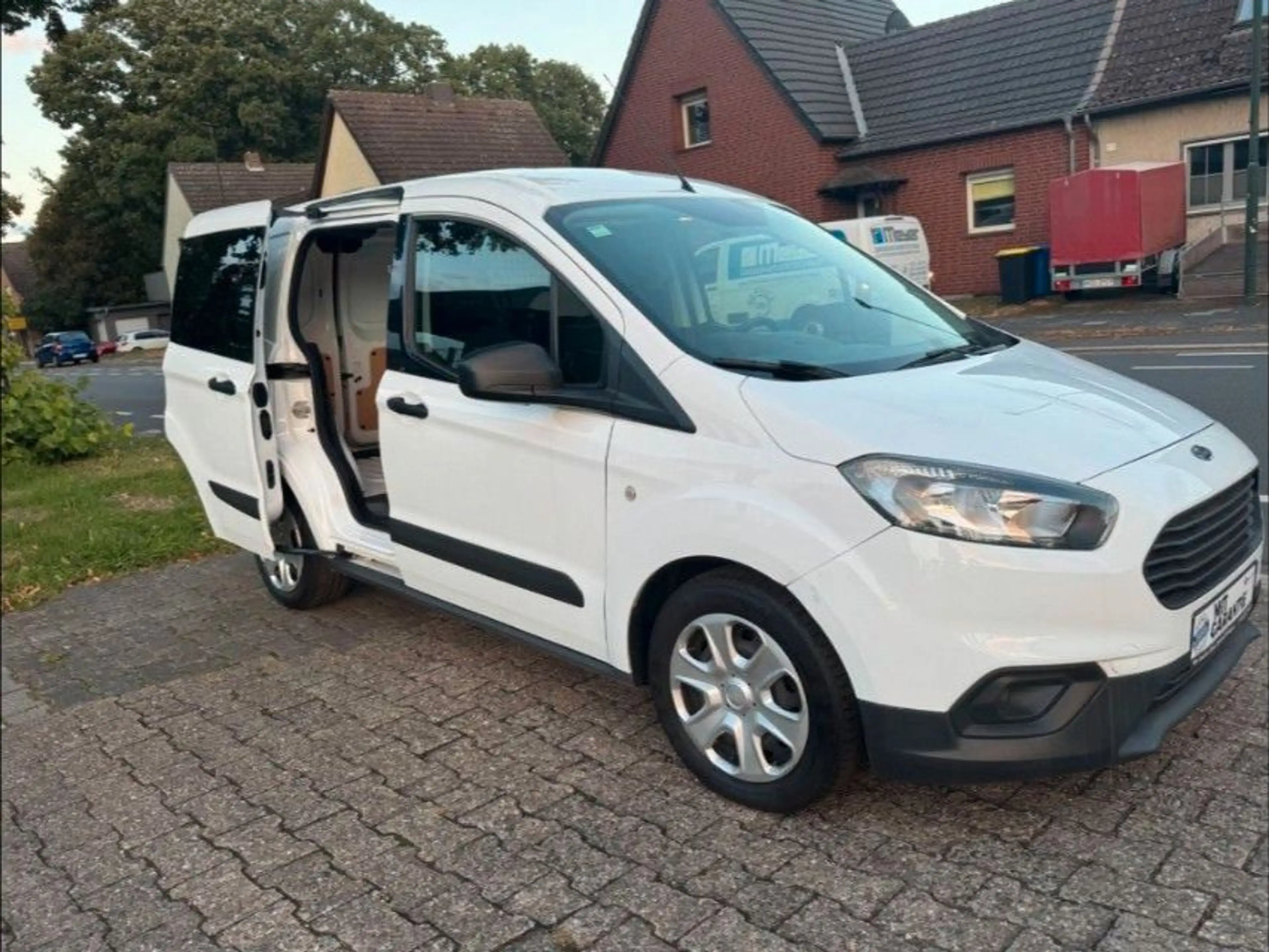 Ford Transit Courier Trend — photo 10