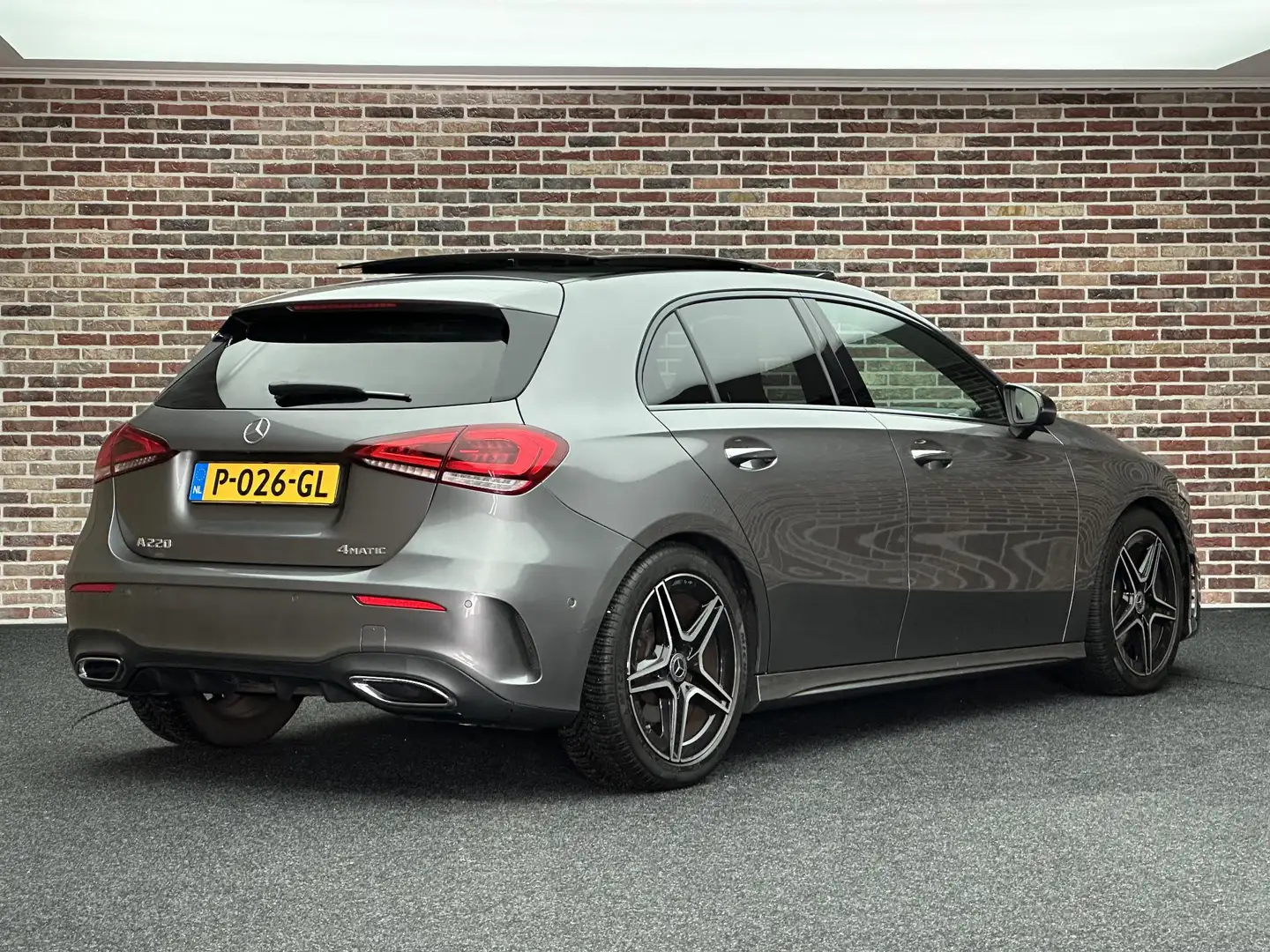 Mercedes-Benz A 220 4MATIC AMG DAK ACC DISTRONIC SFEER LEDER Grijs - 2
