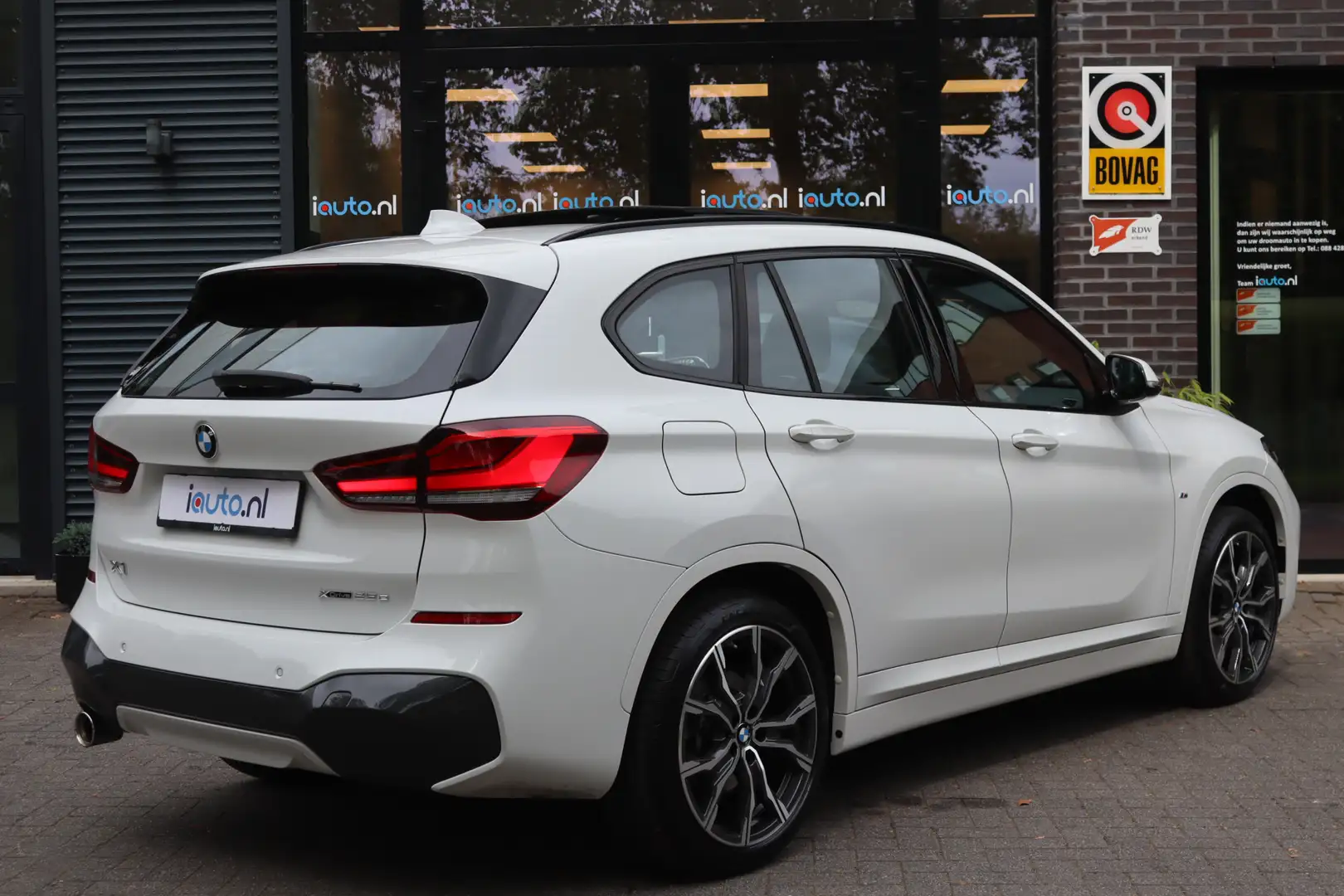 BMW X1 xDrive25e 220pk M-Sport Shadow Line Pano/Keyless/N Weiß - 2
