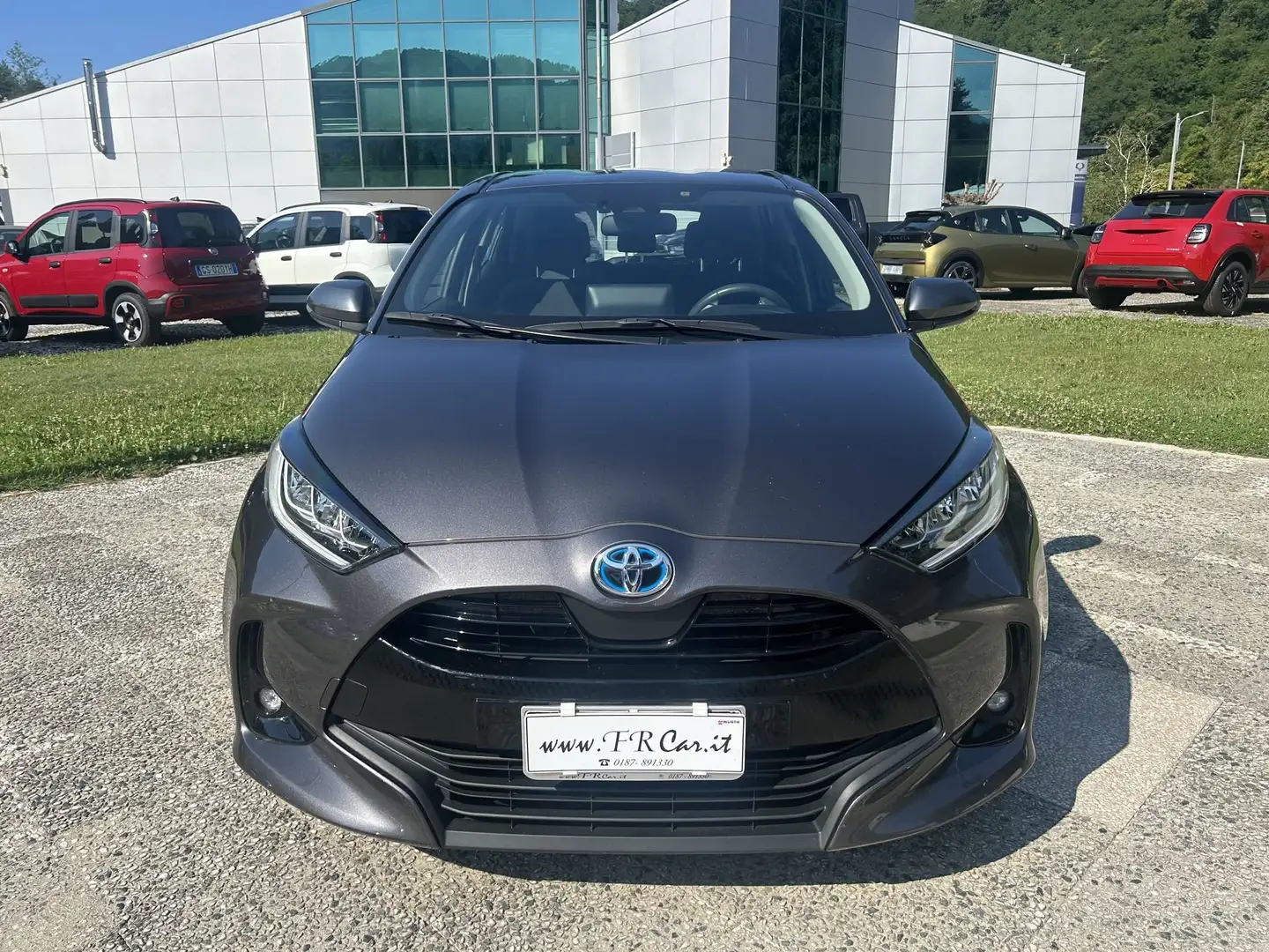 Toyota Yaris 1.5 Hybrid 5 porte Trend Grijs - 2