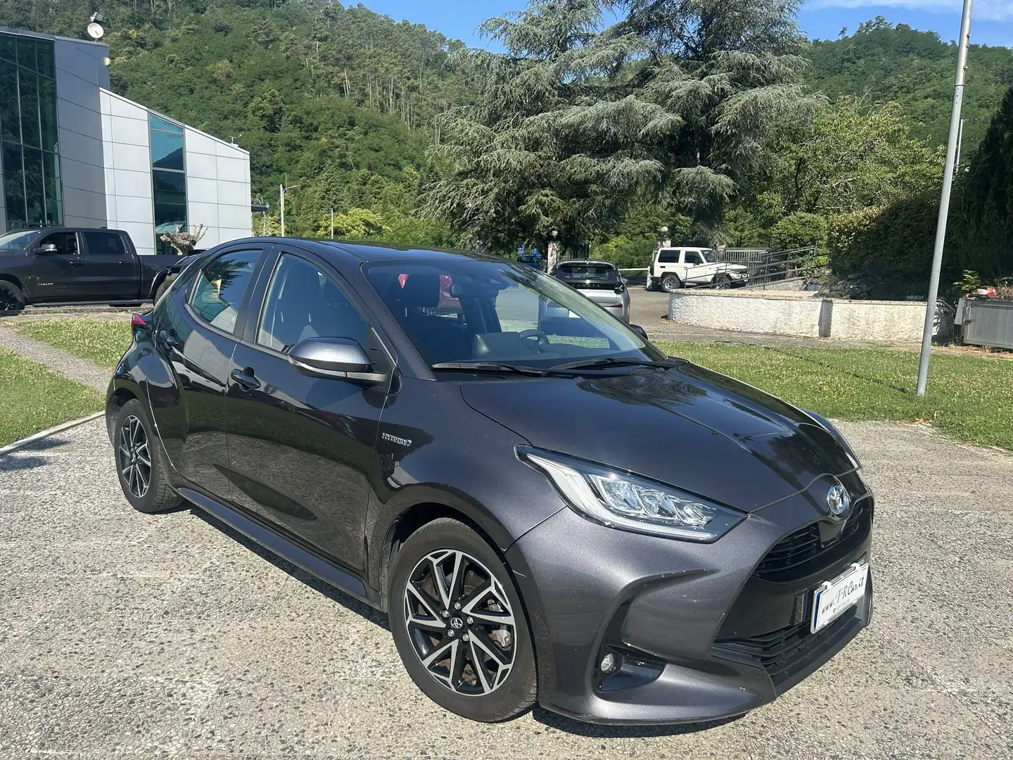 Toyota Yaris 1.5 Hybrid 5 porte Trend Grijs - 1