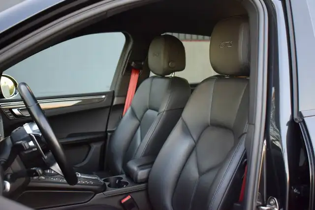 Porsche Macan view 12