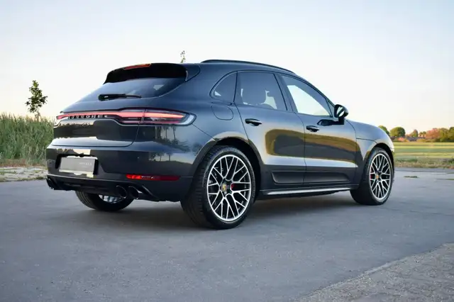 Porsche Macan view 4