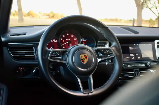 Porsche Macan view 3