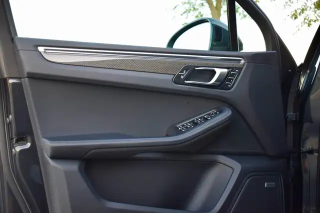 Porsche Macan view 11