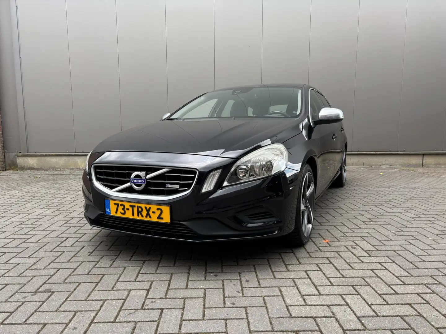 Volvo V60 1.6 T3 R-Design Schwarz - 1