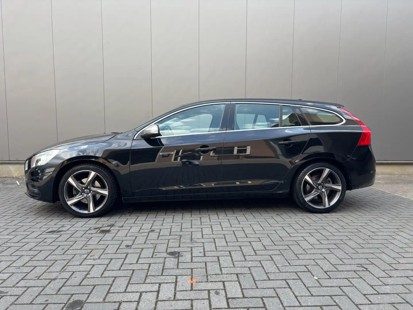 Volvo V60 1.6 T3 R-Design Schwarz - 2