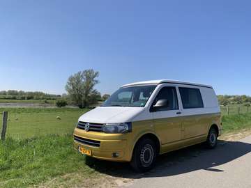 Camper met hefdak, klaar voor een mooie reis