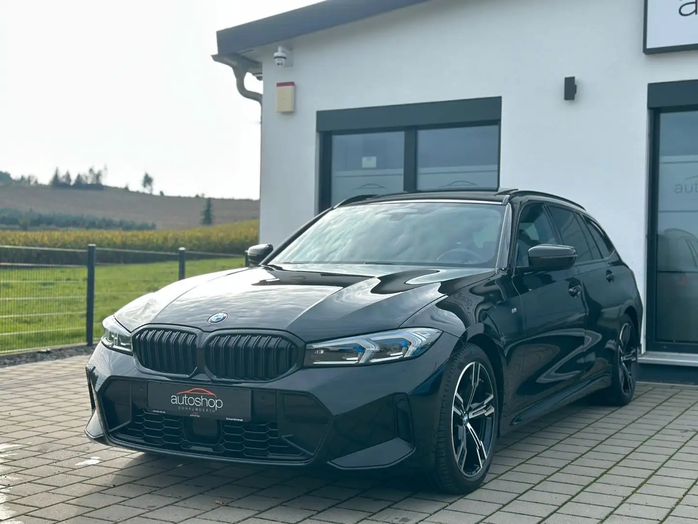 BMW 320 d Tour. xDrive/M-Sport/Pano/AHK/H&K/DrivA.Pro Schwarz - 1