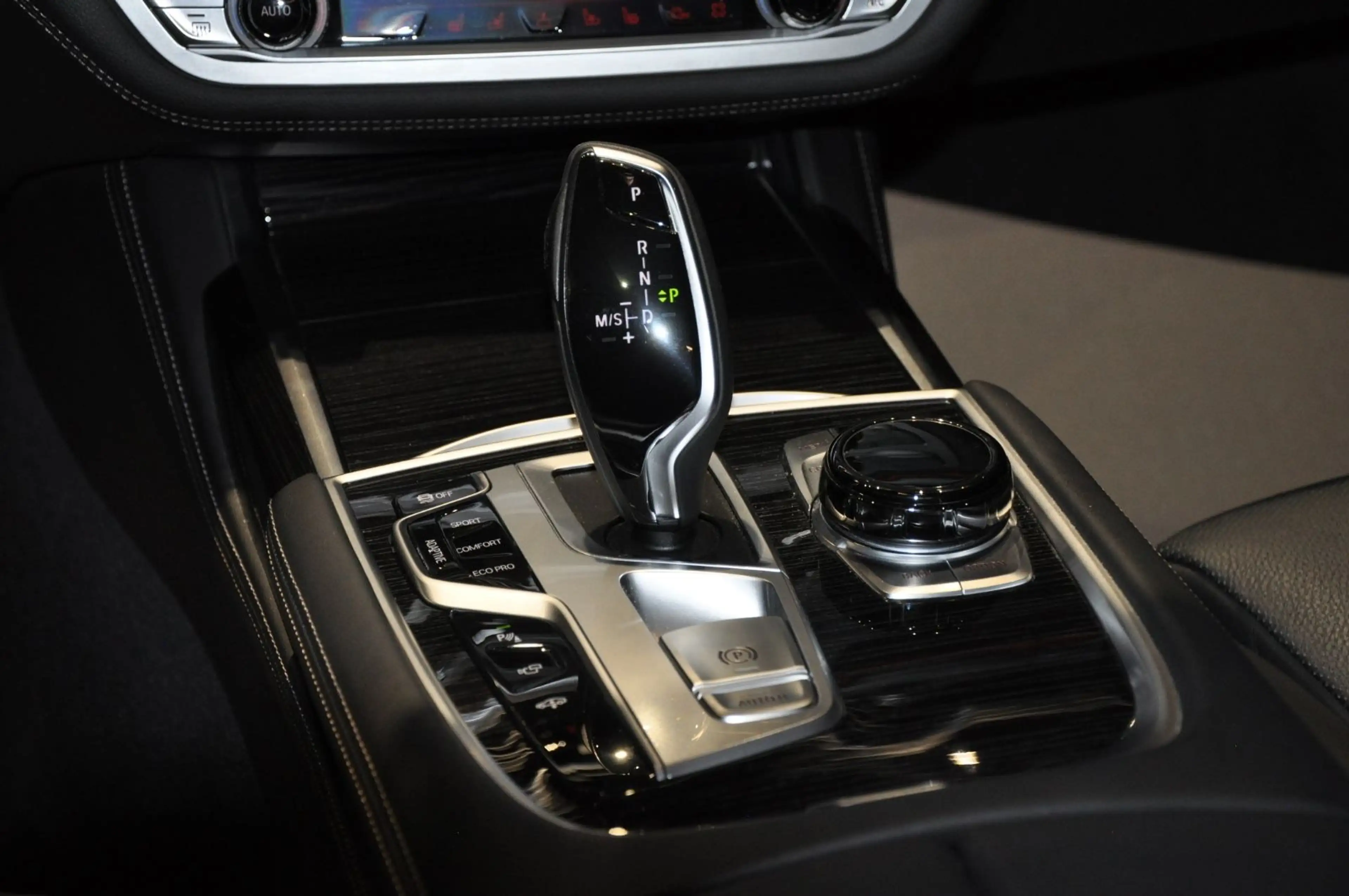 BMW 750 7 750 i xDrive — photo 14
