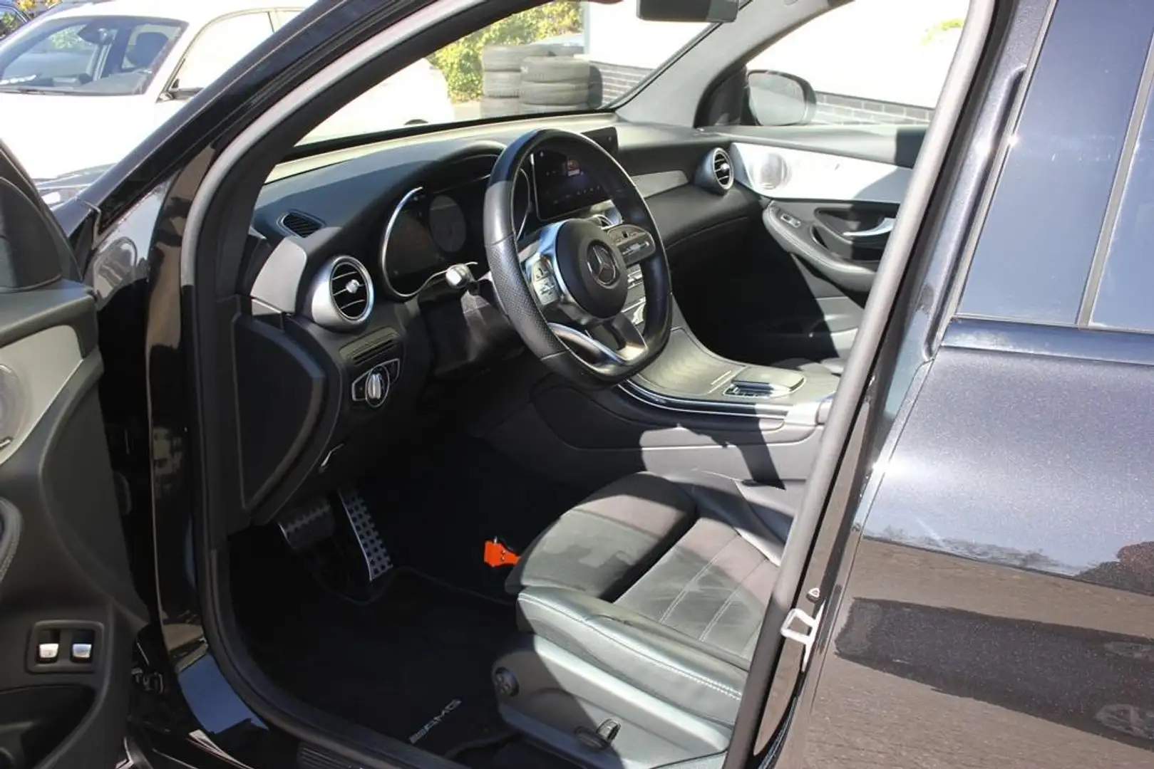 Mercedes-Benz GLC 300 Coupé 300e 4MATIC Business Solution AMG Zwart - 2