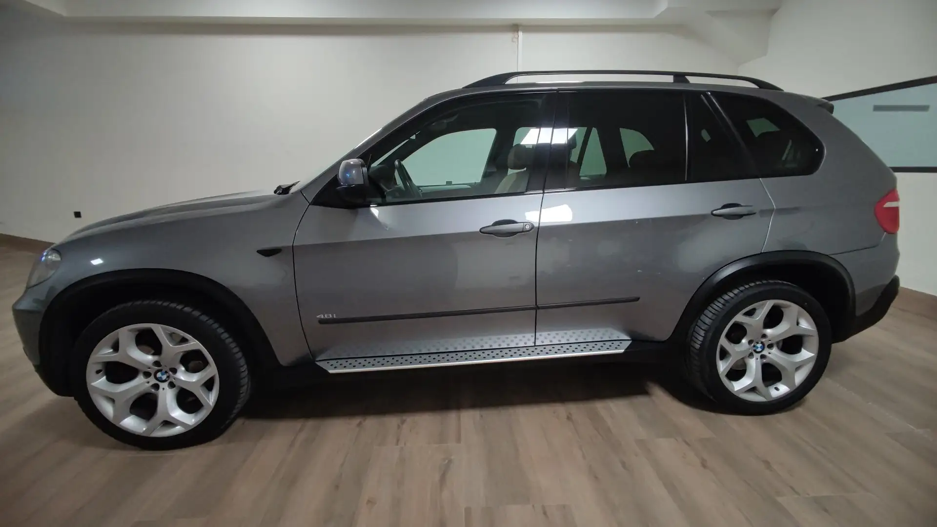 BMW X5 4.8iA - 1