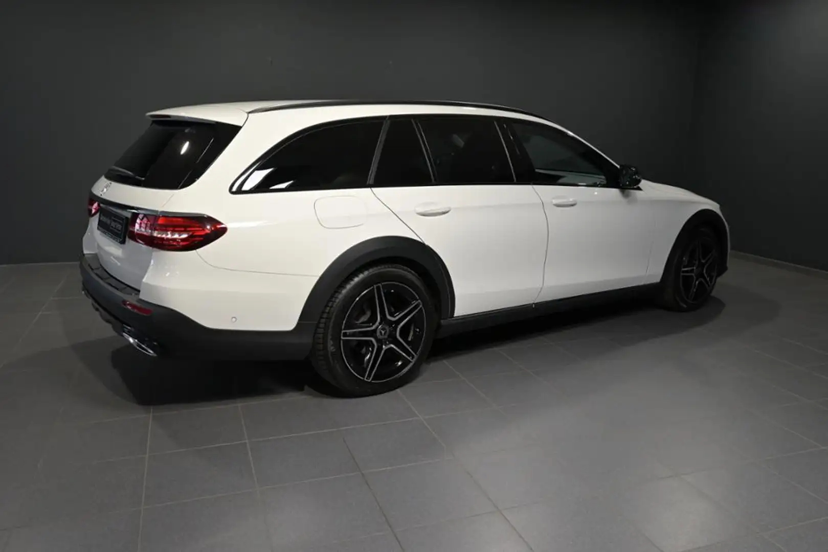 Mercedes-Benz E 220 d 4M T All-Terrain MULTIBEAM/STANDHZG/AHK Bílá - 2