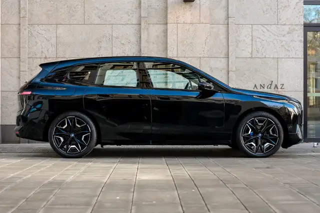BMW Ix view 4
