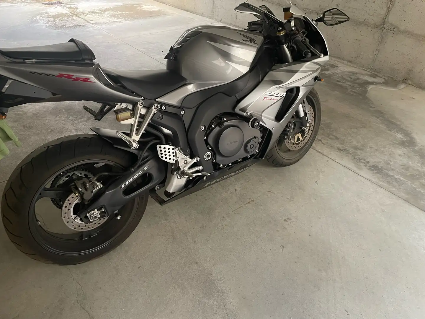 Honda CBR 1000 fireblade RR Šedá - 2