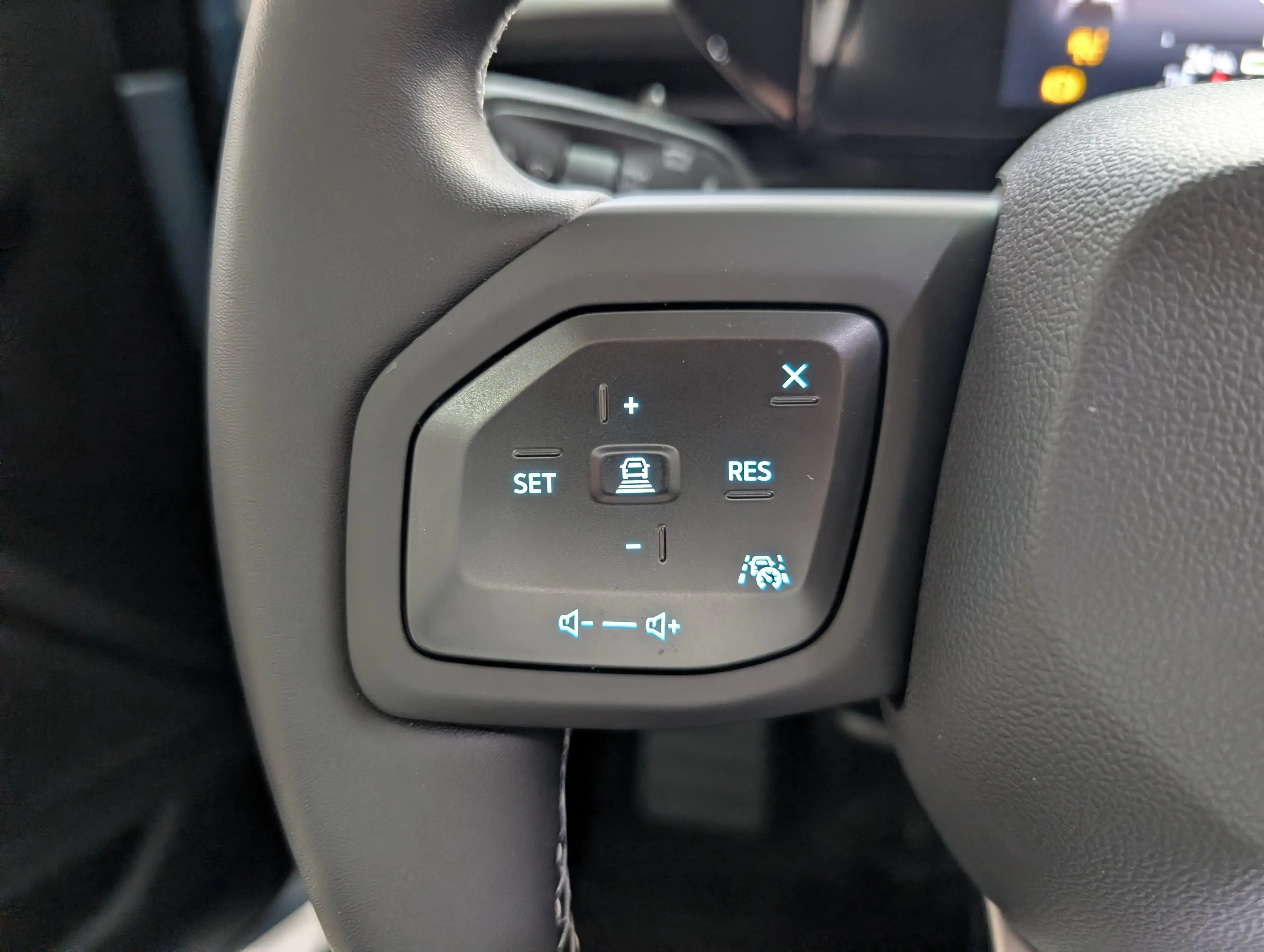 Ford Explorer Select RWD — photo 14