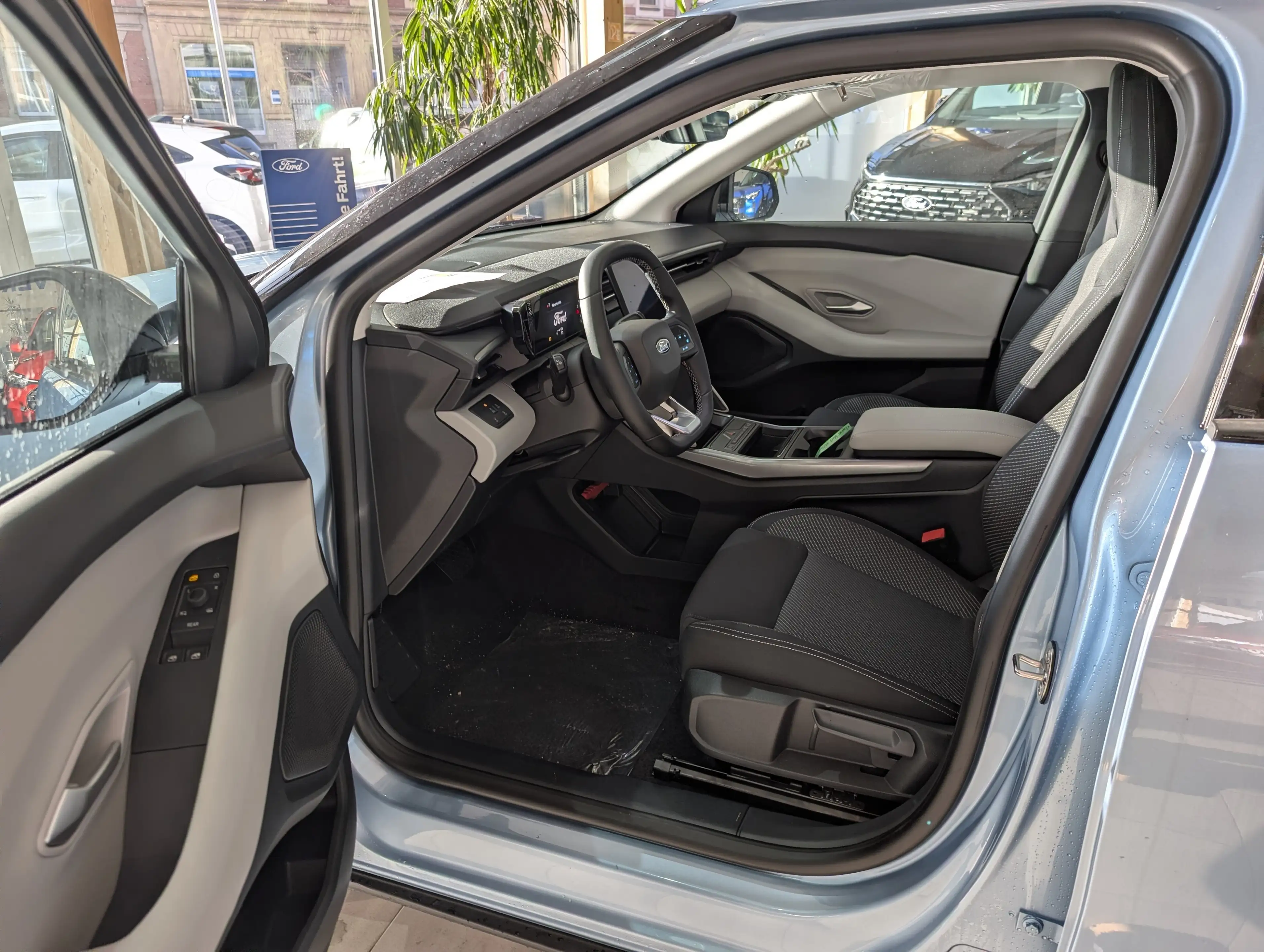 Ford Explorer Select RWD — photo 9