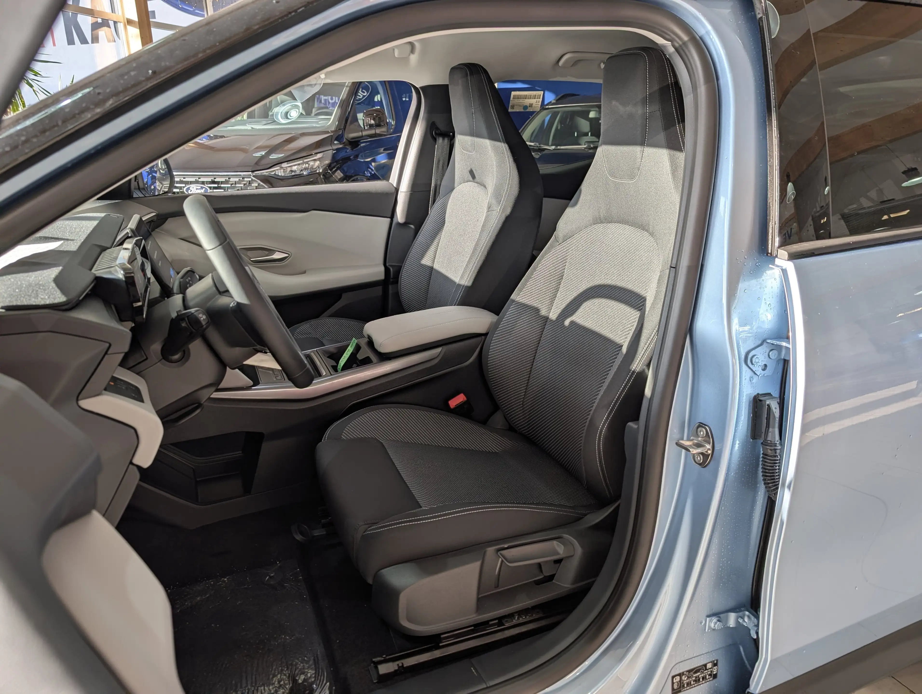Ford Explorer Select RWD — photo 10