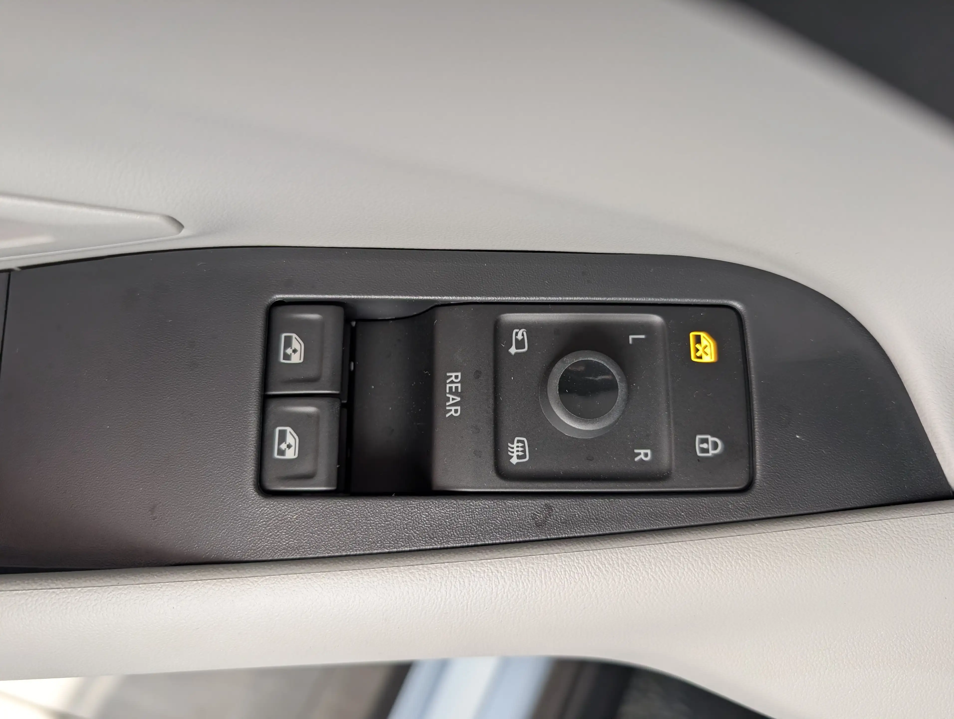 Ford Explorer Select RWD — photo 11