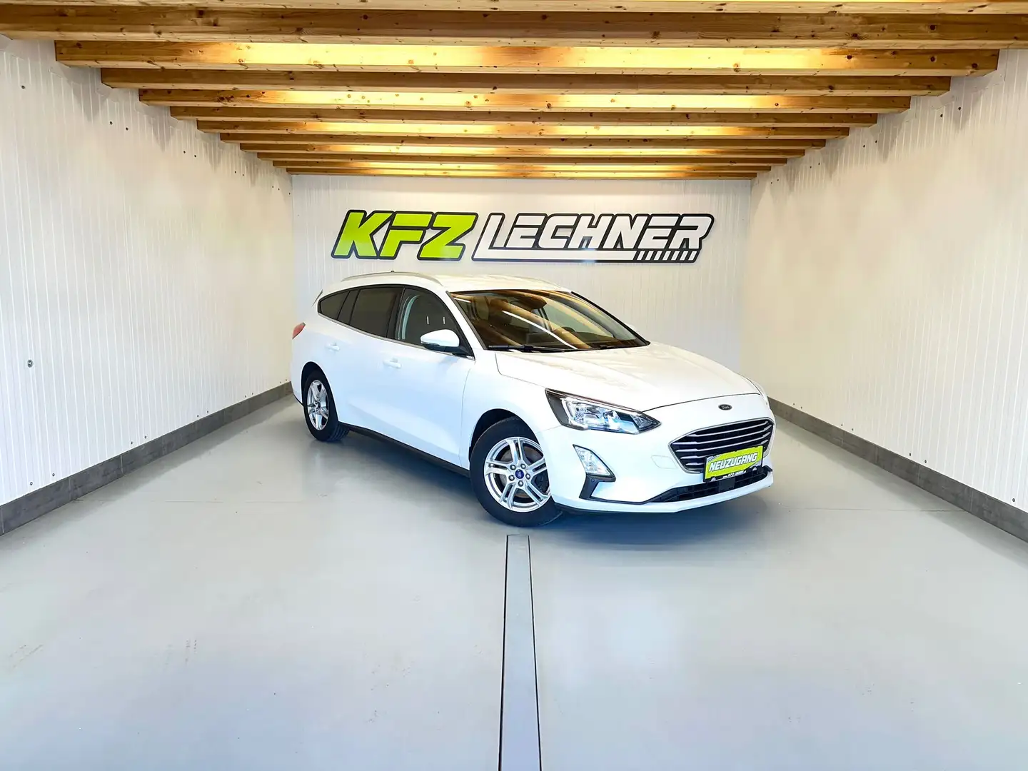 Ford Focus Turnier 1.5 EcoBl. "AHK*NAVI*TEMP*R-KAM" Weiß - 1