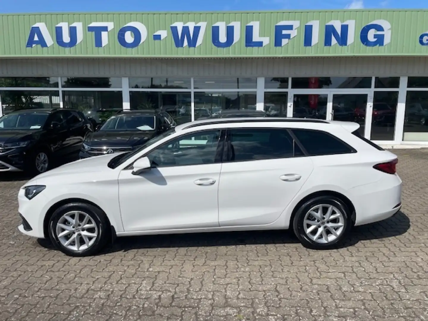 SEAT Leon Sportstourer 1.5eTSI DSG Style Plus schw. AHK Weiß - 1