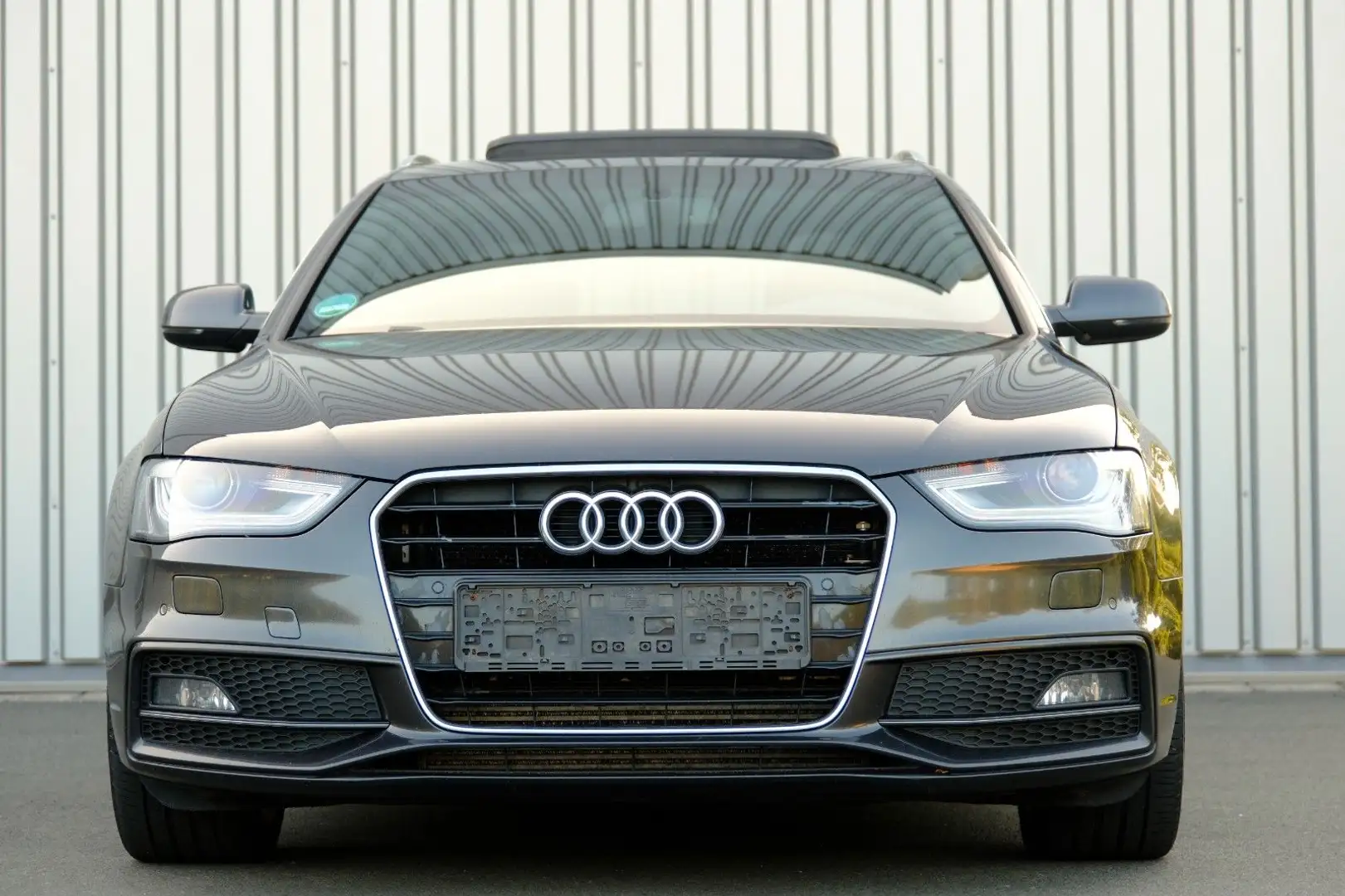 Audi A4 Avant 2,0 TDI S line Sportpaket / plus/ Aut. Grau - 2