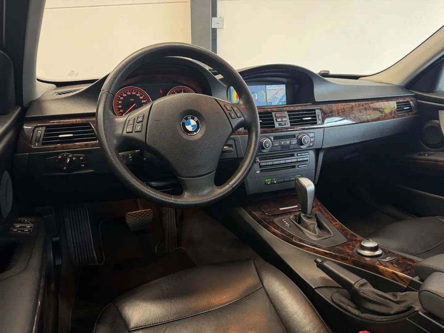 BMW 330 3-serie 330i Executive|MEMORY|Xenon|2xPDC|Leder|To Grijs - 2