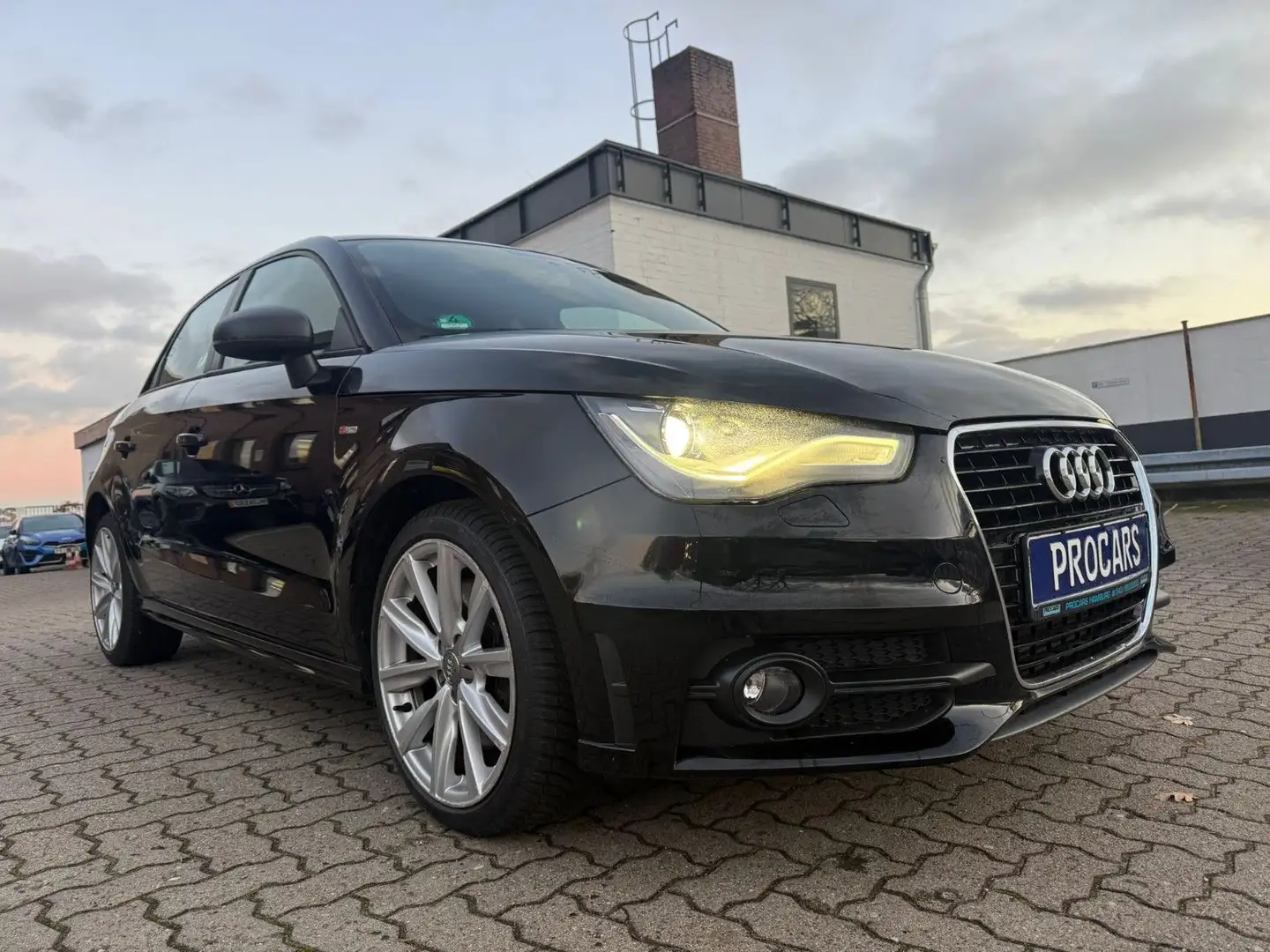 Audi A1 AUT. Sportback*S-LINE*NAVI*BI-XENON*PDC*185PS Schwarz - 1