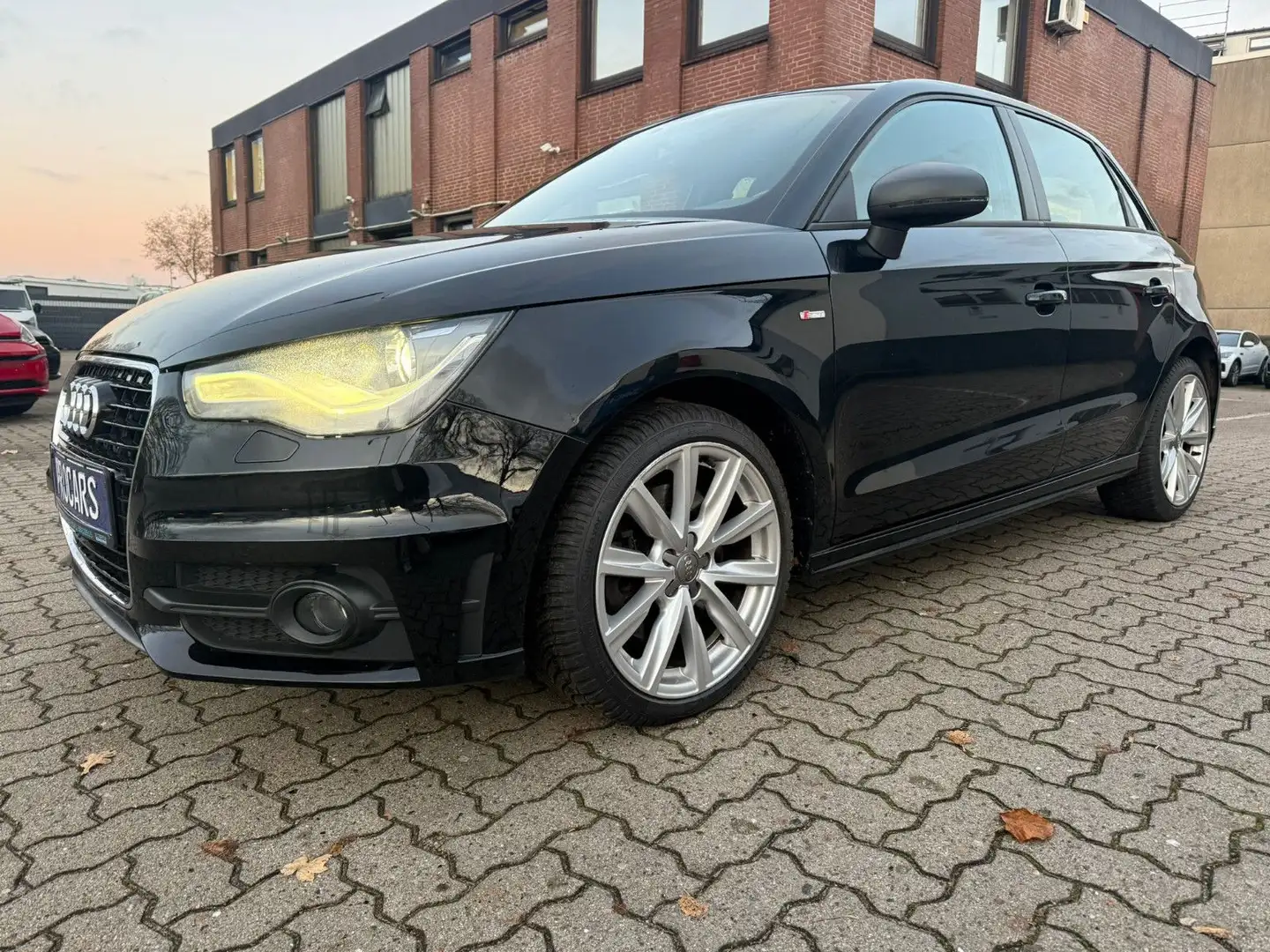 Audi A1 AUT. Sportback*S-LINE*NAVI*BI-XENON*PDC*185PS Schwarz - 2