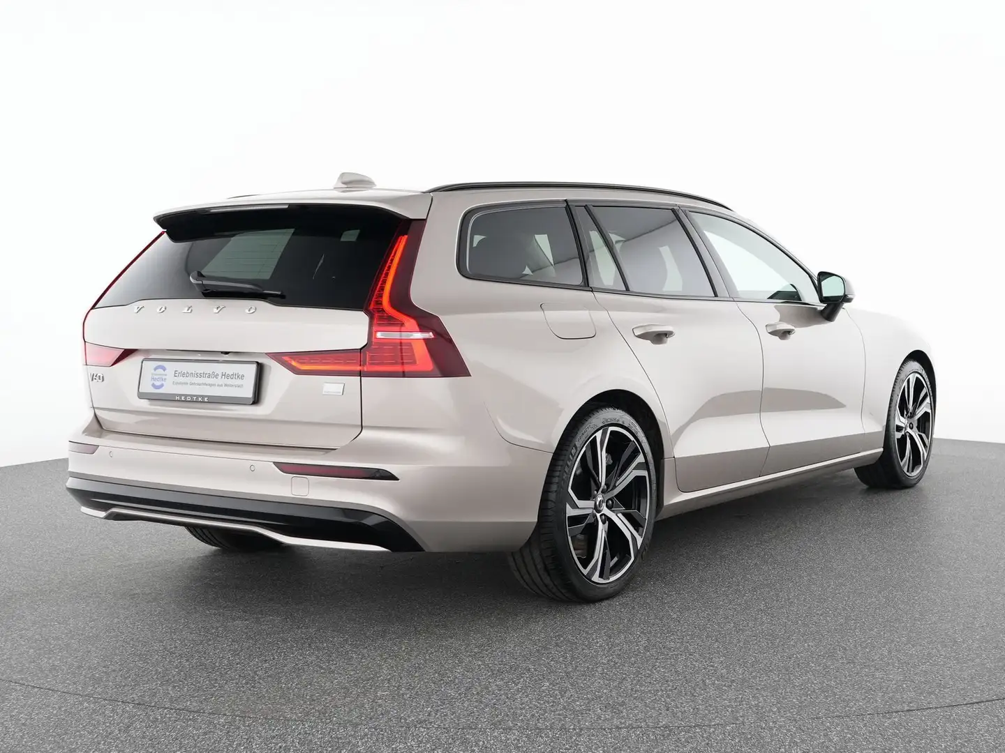Volvo V60 T6 Recharge AWD Plus Dark 19"+H&K+VOLL-LED Bronze - 2