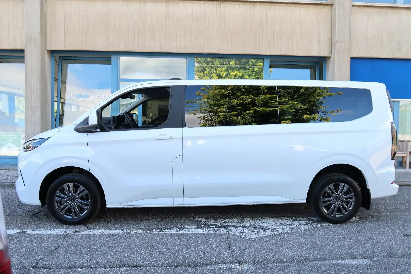Ford Tourneo Custom 2.0 ecoblue Titanium 8p Passo Lungo L2 Bianco - 2