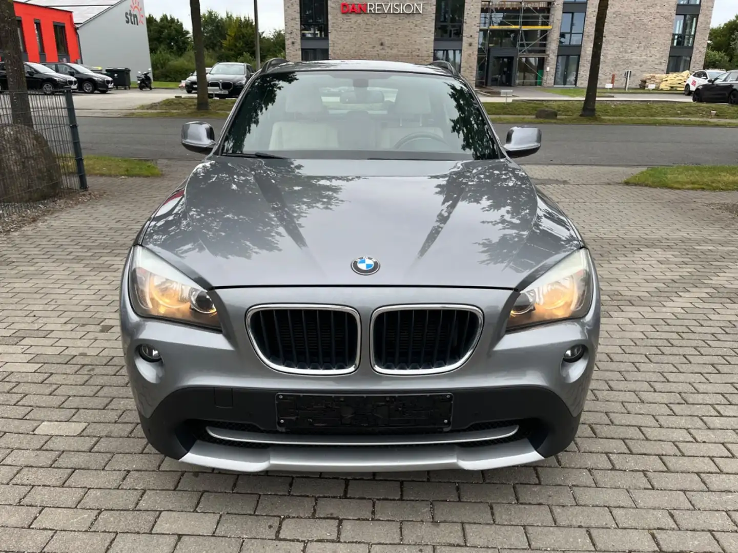 BMW X1 2.0 sDrive 18i Leder Panorama PDC Klima Sitzh Grau - 2